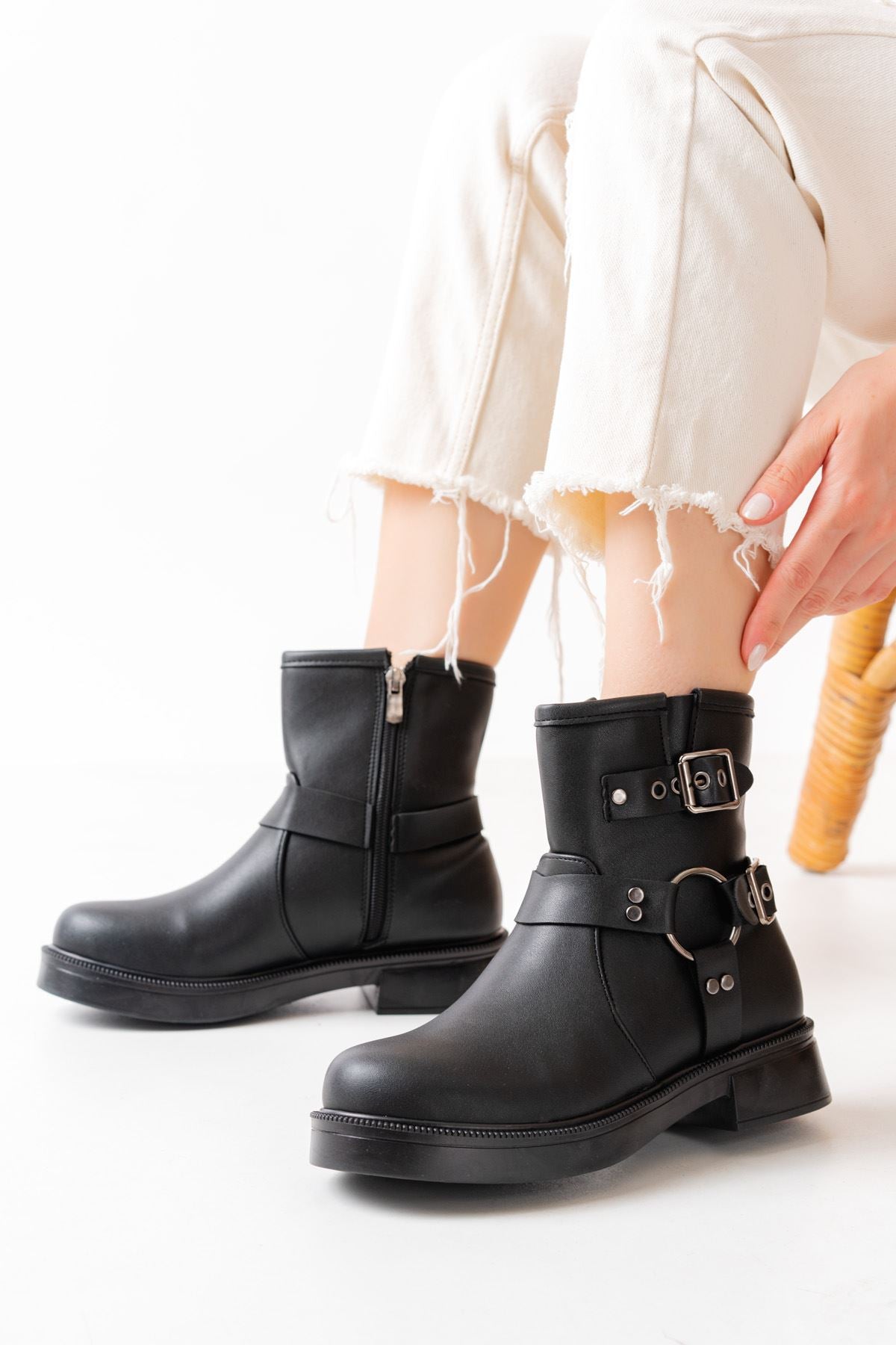 Ayakkabı Aşkı Siyah Toka Aksesuarlı Fermuarlı Günlük Kadın Bot
