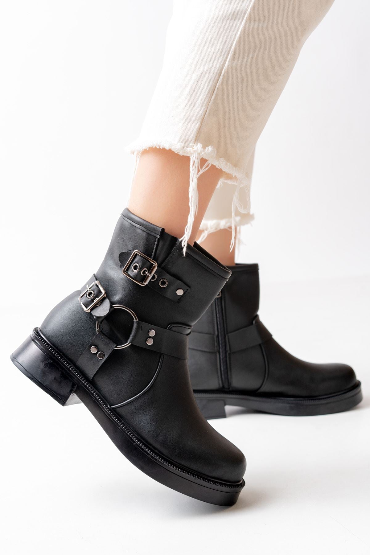 02-2013 Siyah Toka Aksesuarlı Fermuarlı Günlük Kadın Bot - Siyah
