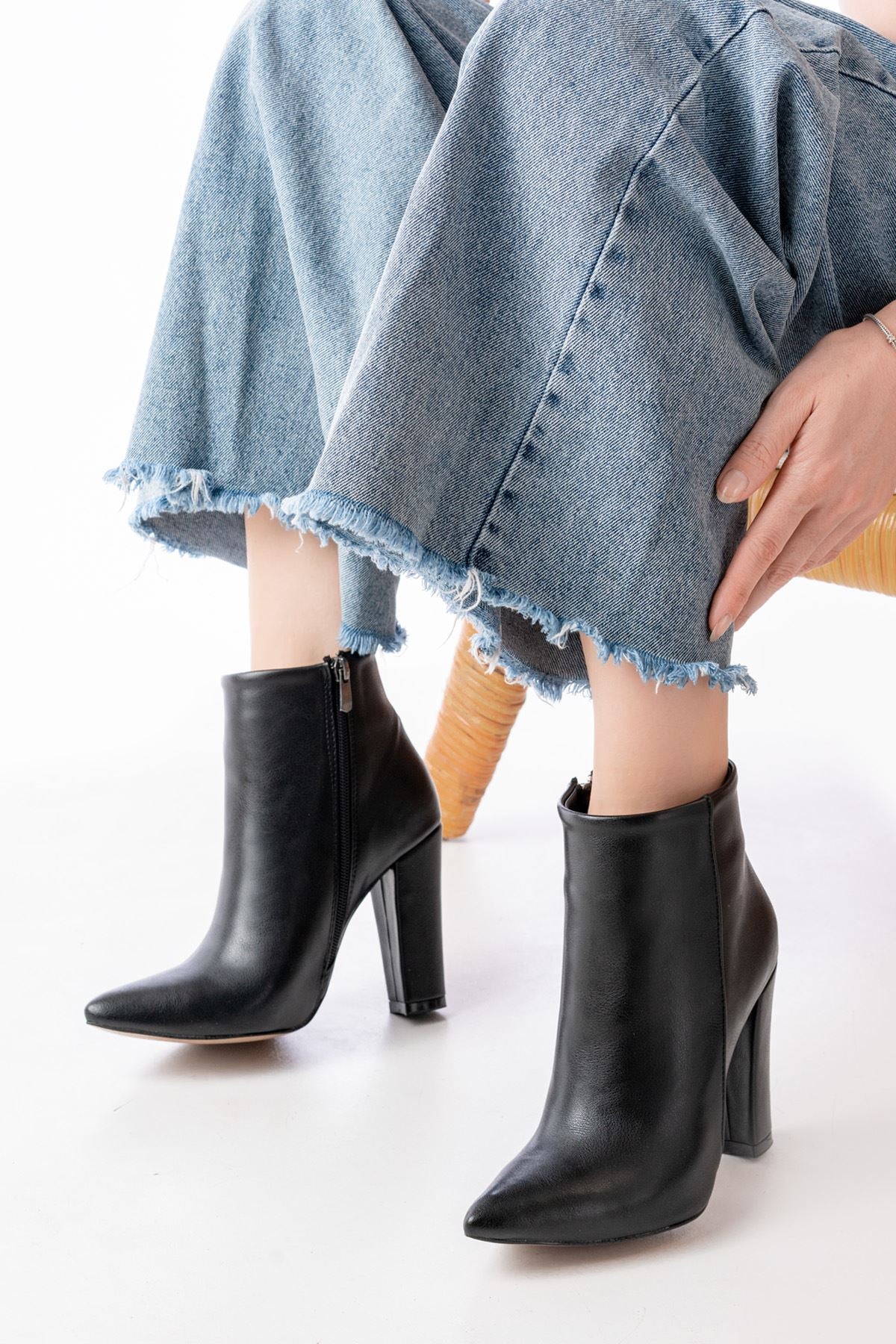 VRT-4801 Siyah Yüksek Kalın Topuklu Fermuarlı Kadın Bot - Siyah