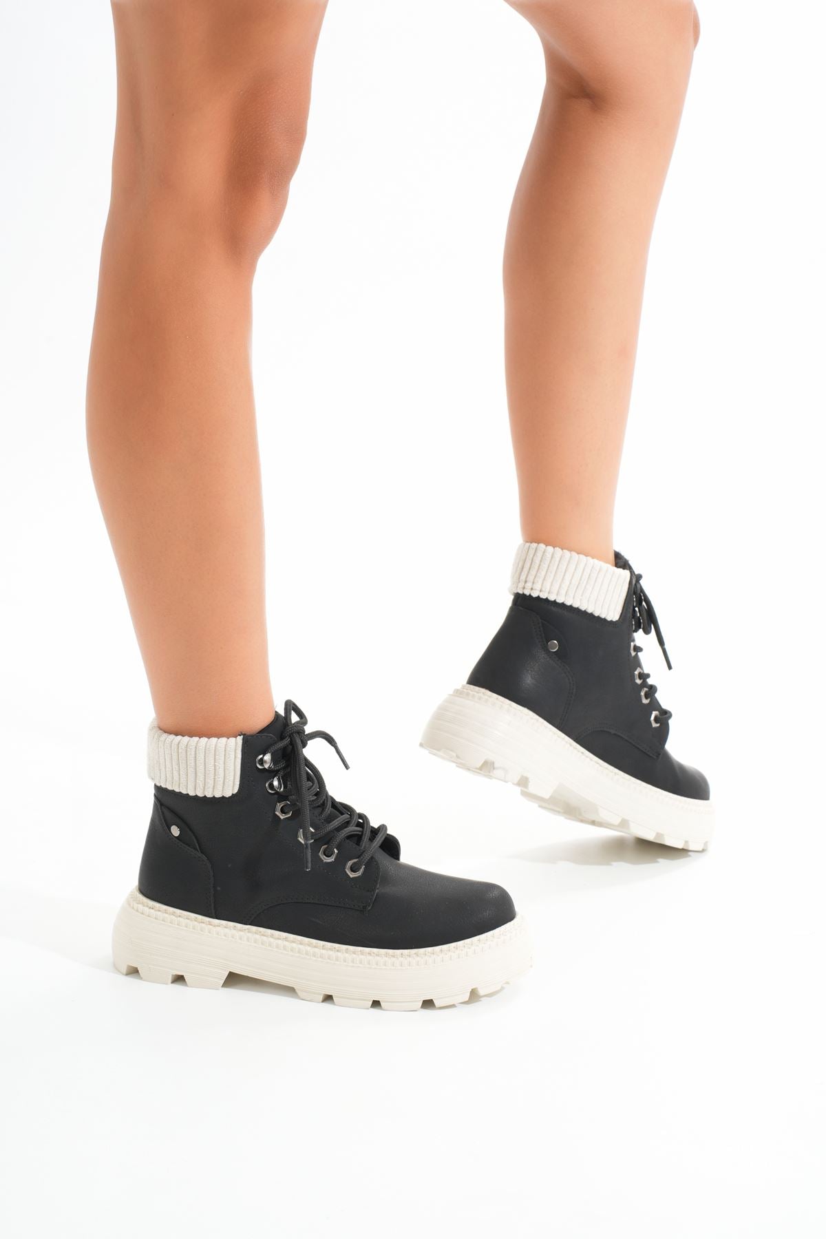 Ayakkabı Aşkı LMÇ-2045 Siyah-Bej Taban Bağcıklı Kalın Taban Kadın Günlük Bot