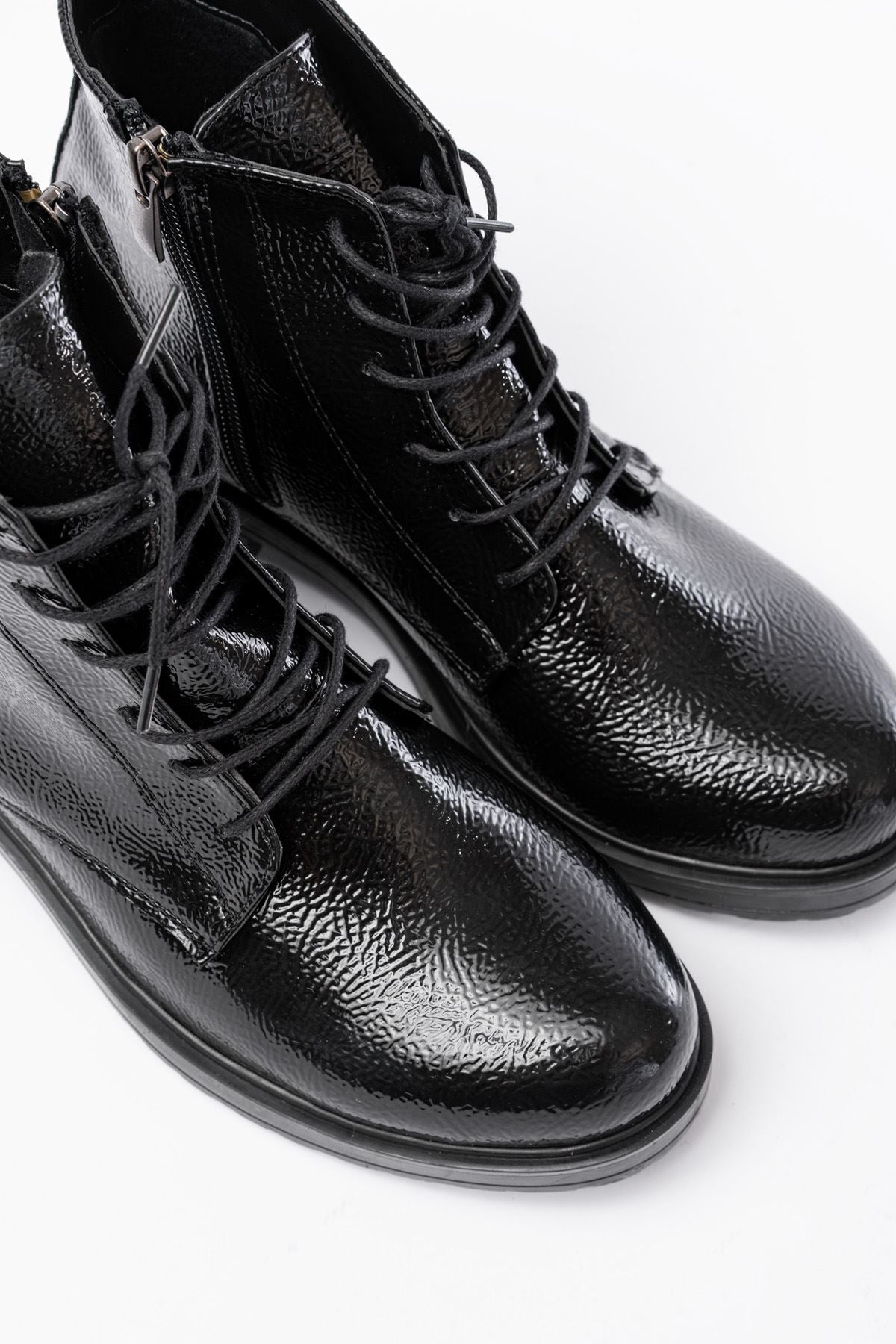 Ayakkabı Aşkı Siyah Rugan Bağcıklı Fermuarlı Günlük Kadın Bot