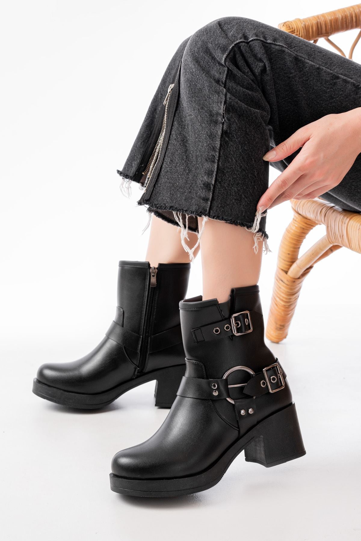5109-3028 Siyah Toka Aksesuarlı Fermuarlı Topuklu Günlük Kadın Bot - Siyah