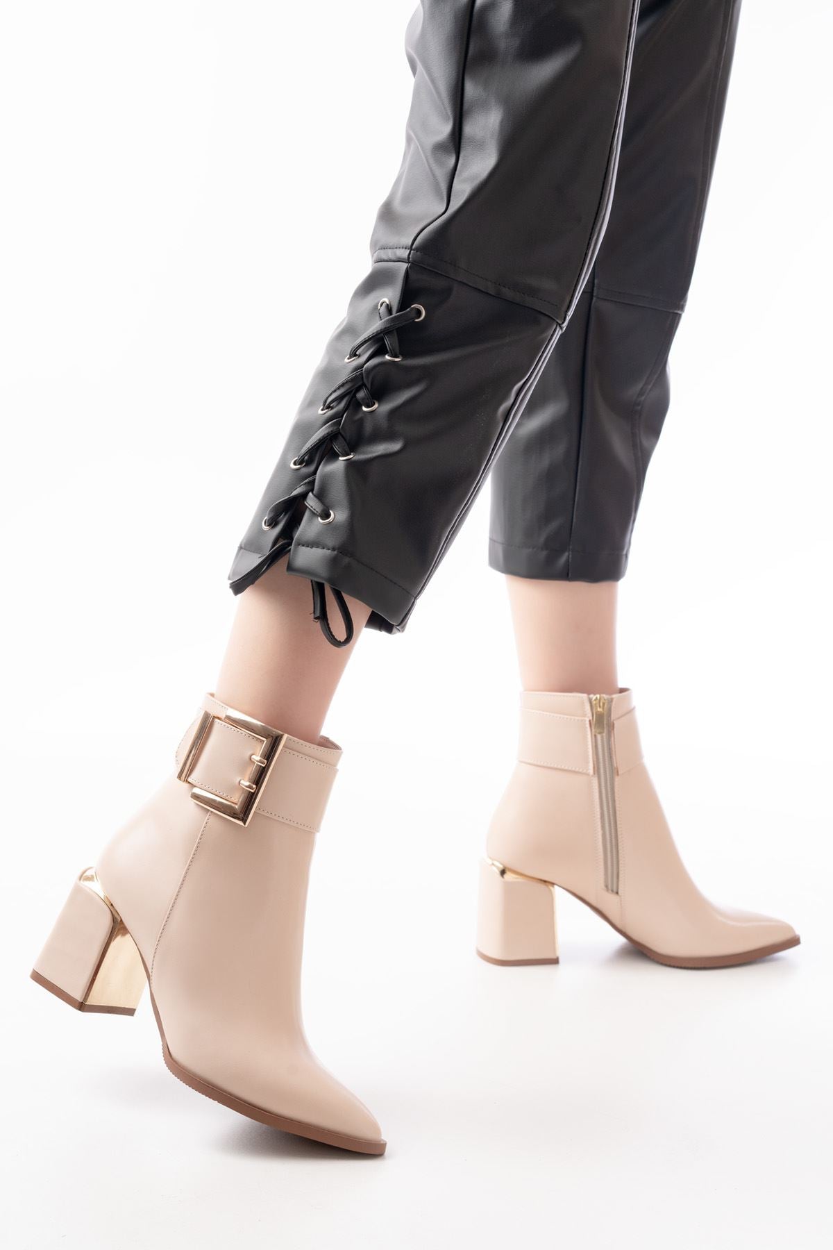 Ayakkabı Aşkı Bej Toka Aksesuarlı Topuklu Fermuarlı Günlük Kadın Bot