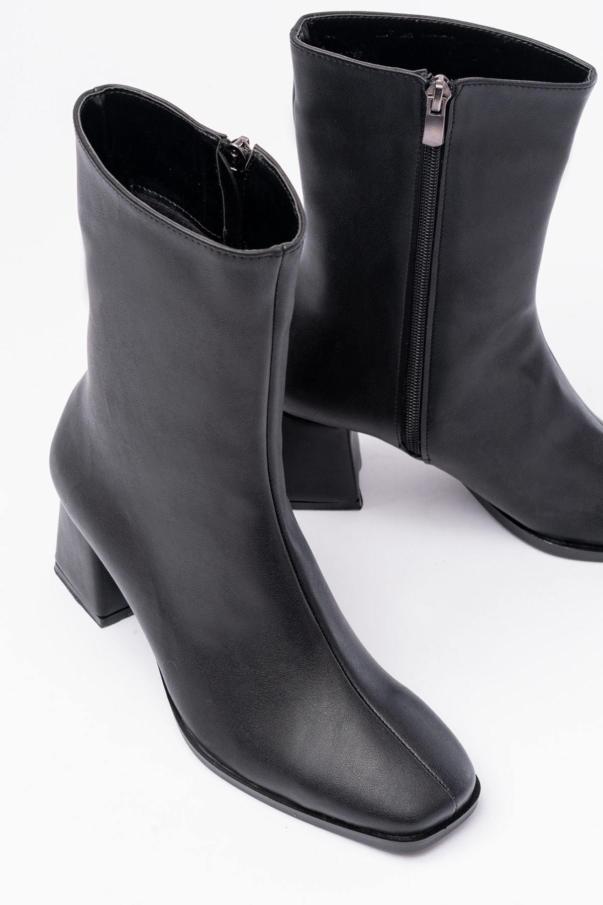 Ayakkabı Aşkı Siyah Topuklu Fermuarlı Kadın Bot