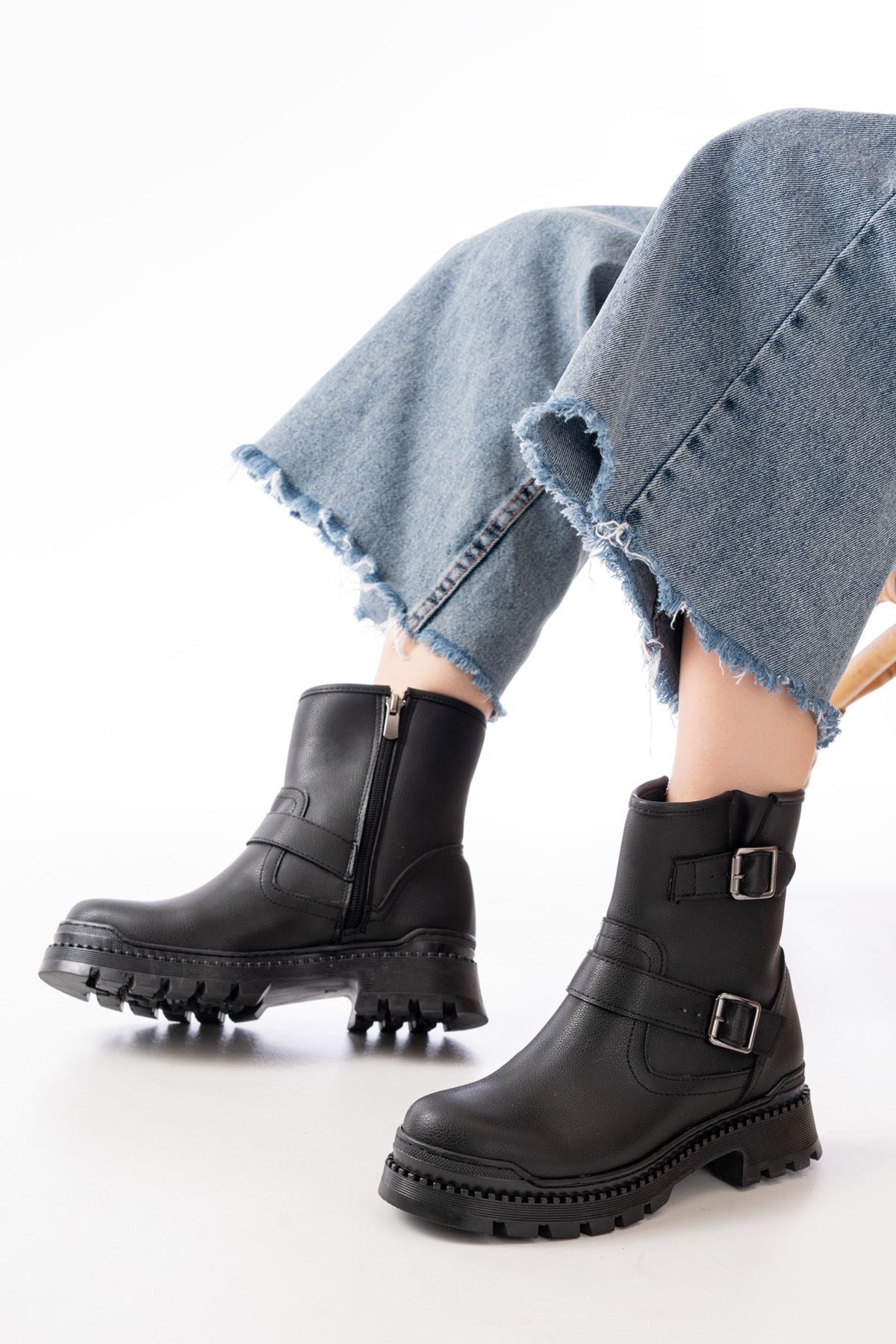 Ayakkabı Aşkı Siyah Tokalı Düz Topuklu Tokalı Fermuarlı Günlük Kadın Bot