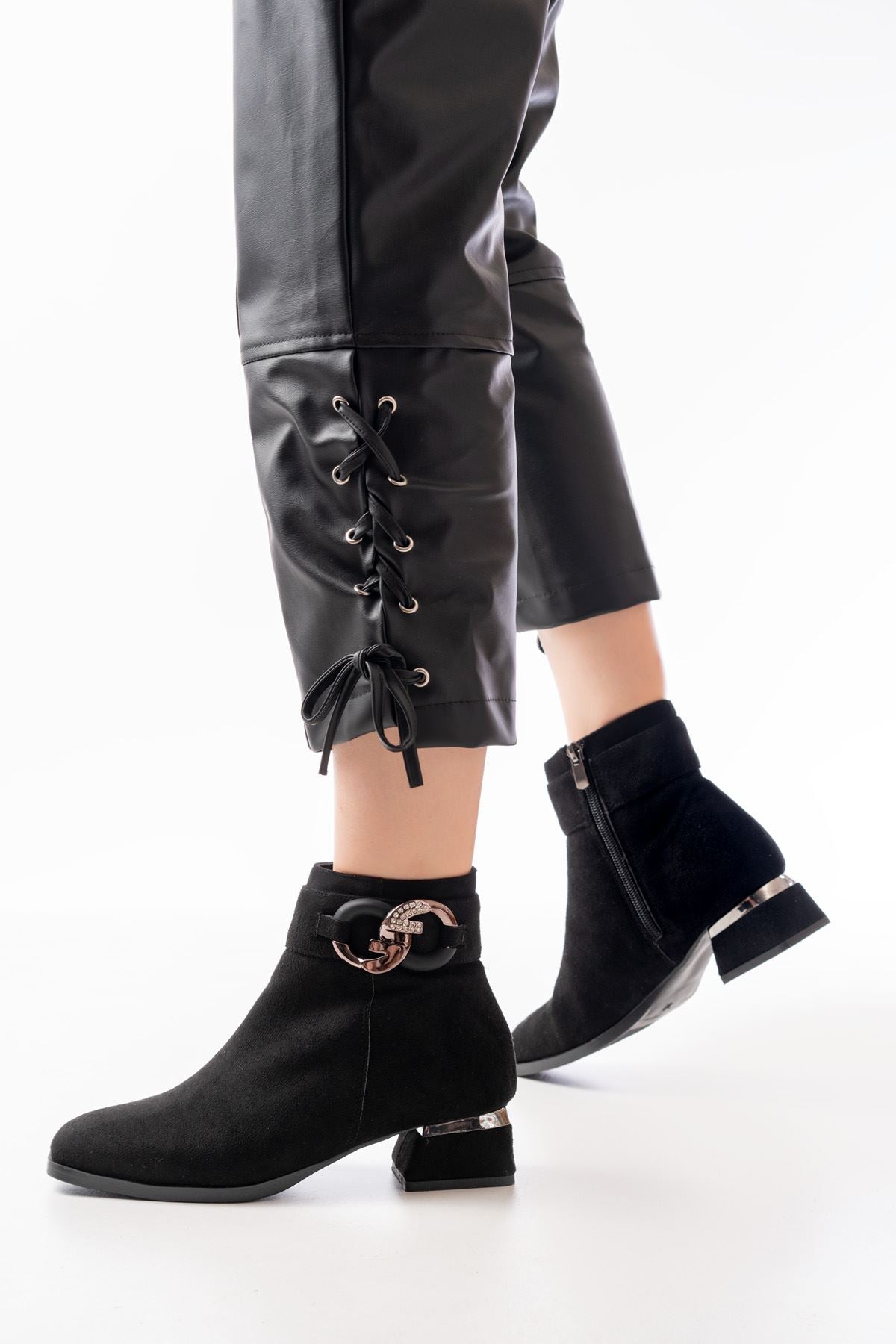 Ayakkabı Aşkı Siyah Süet Toka Aksesuarlı Topuklu Fermuarlı Günlük Kadın Bot