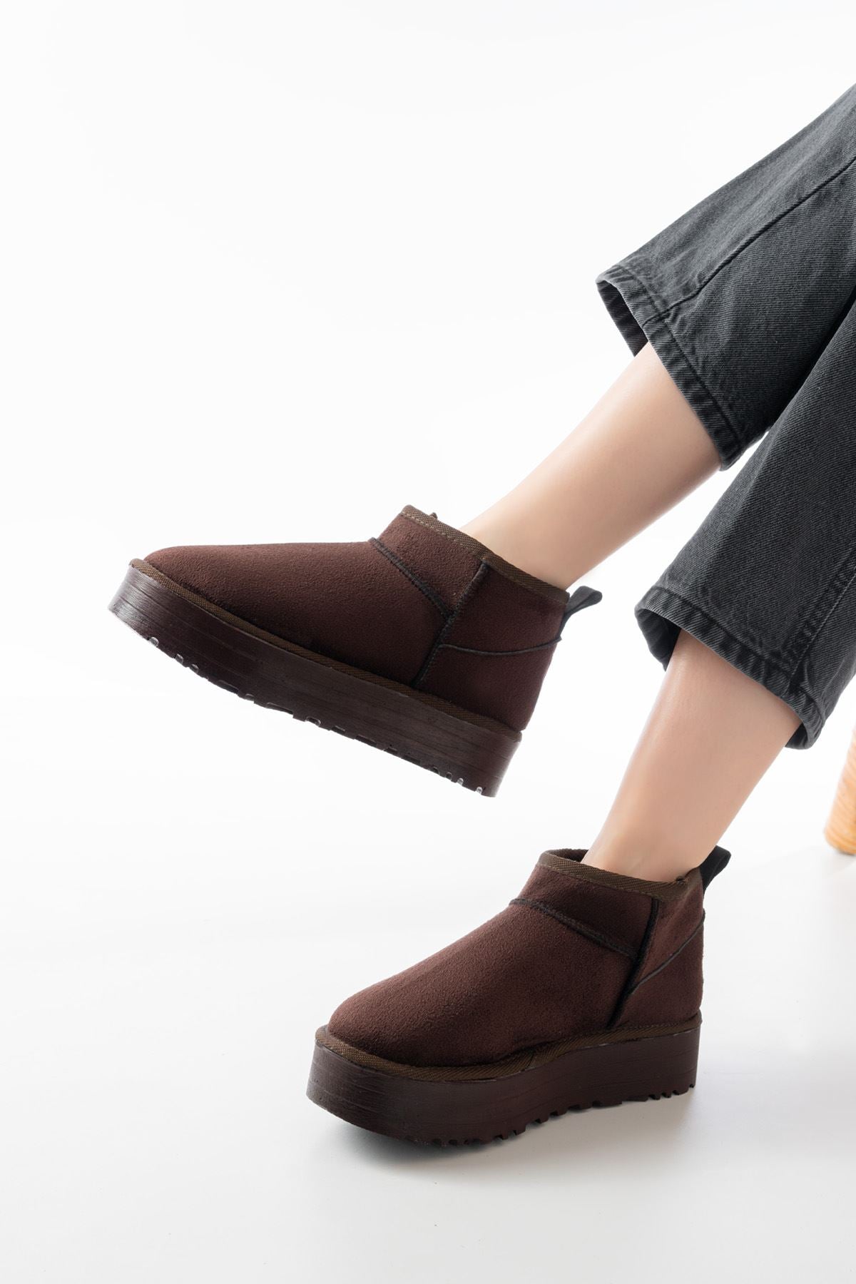 NDR-2850 Kahverengi Süet İçi Kürklü Kışlık Kapalı Burun Kadın Günlük Terlik - Kahve