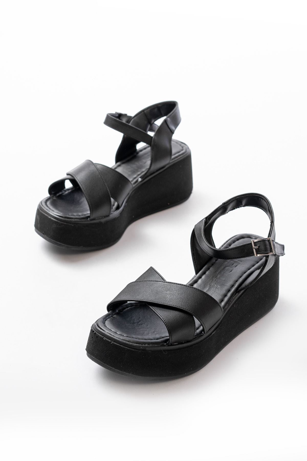 Ayakkabı Aşkı 1024 Siyah Dolgu Topuk Çapraz Tokalı Ortopedik Taban Kadın Sandalet