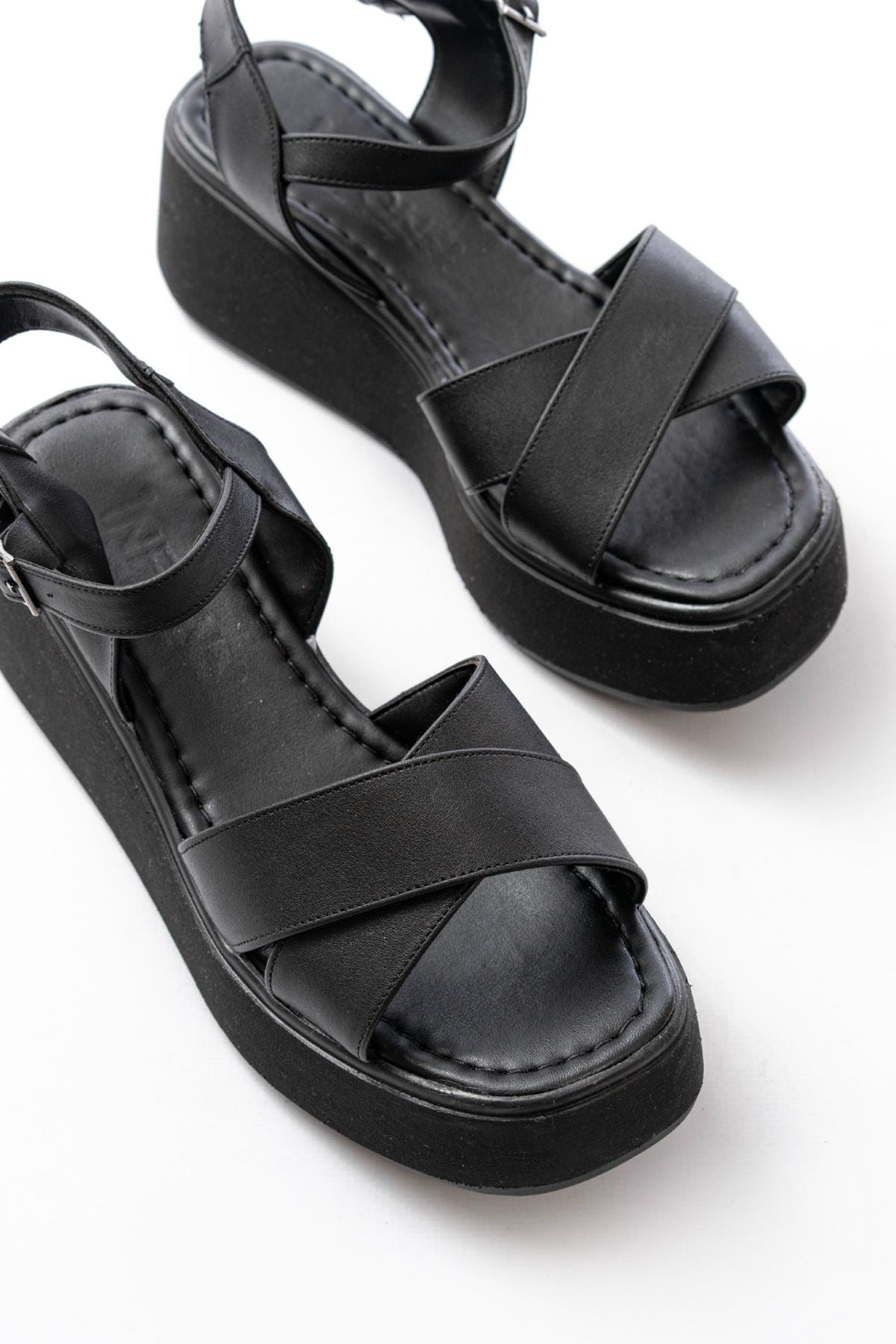 Ayakkabı Aşkı 1024 Siyah Dolgu Topuk Çapraz Tokalı Ortopedik Taban Kadın Sandalet