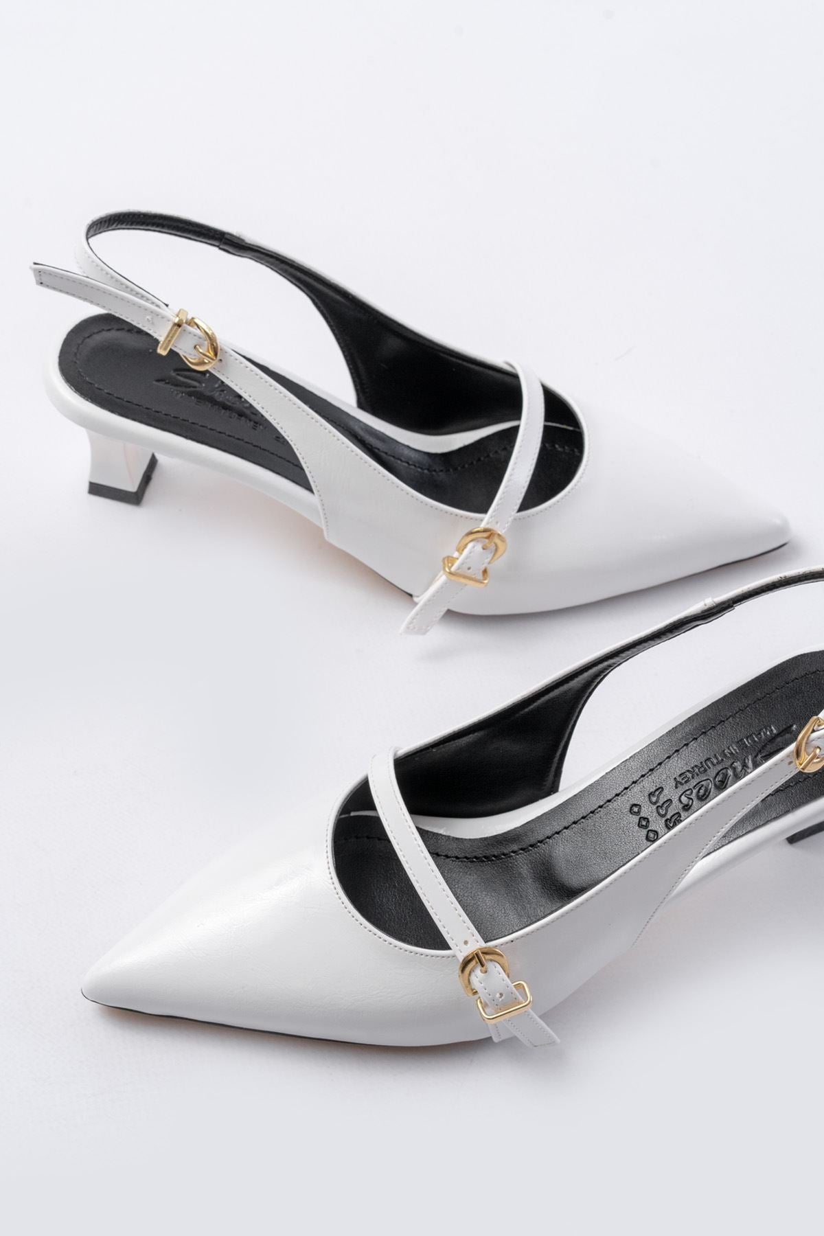 Ayakkabı Aşkı Beyaz Rugan Baret Tokalı Arkası Açık Günlük Kadın Sandalet