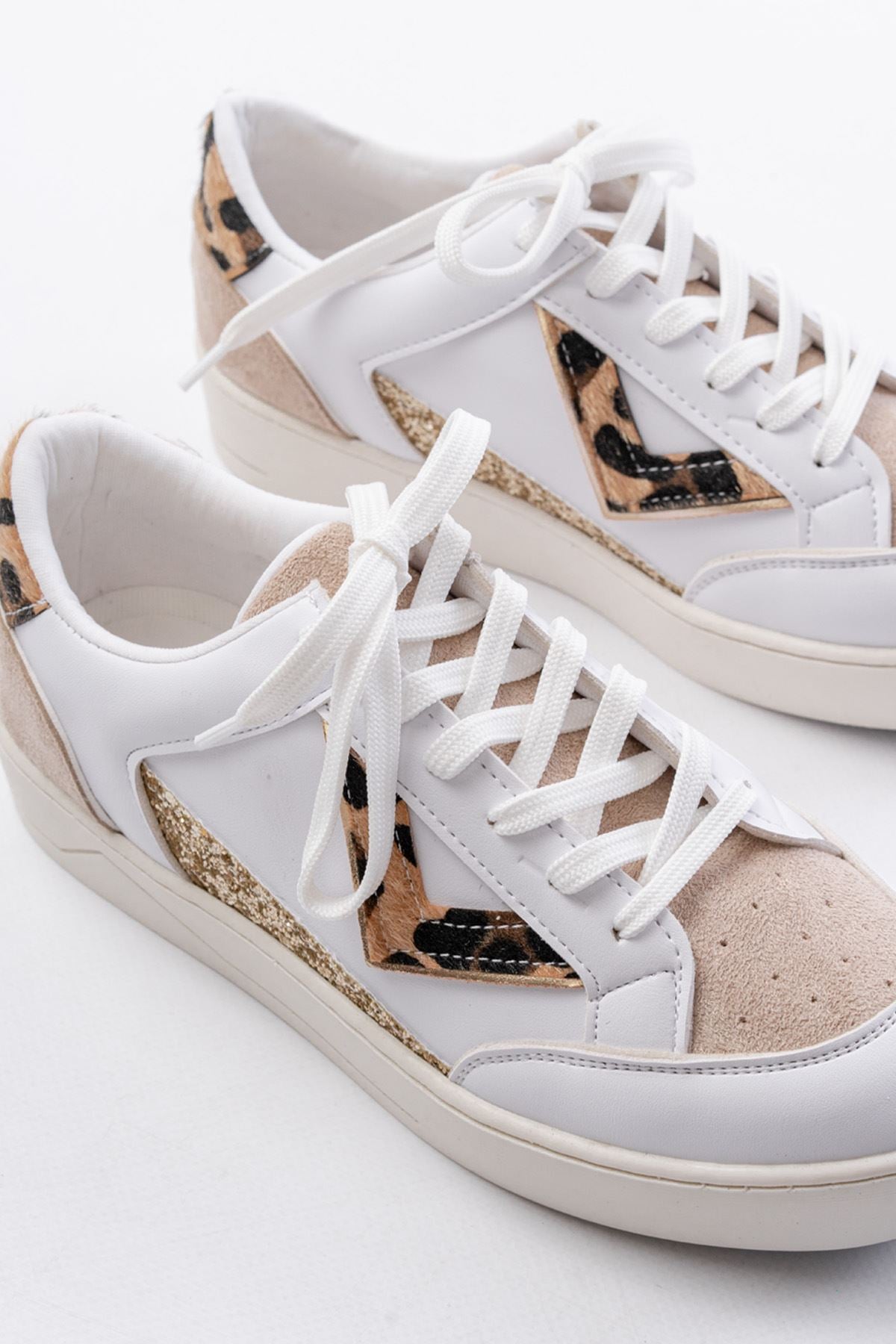Ayakkabı Aşkı Beyaz Leopar Desenli Bağcıklı Kadın Spor Ayakkabı
