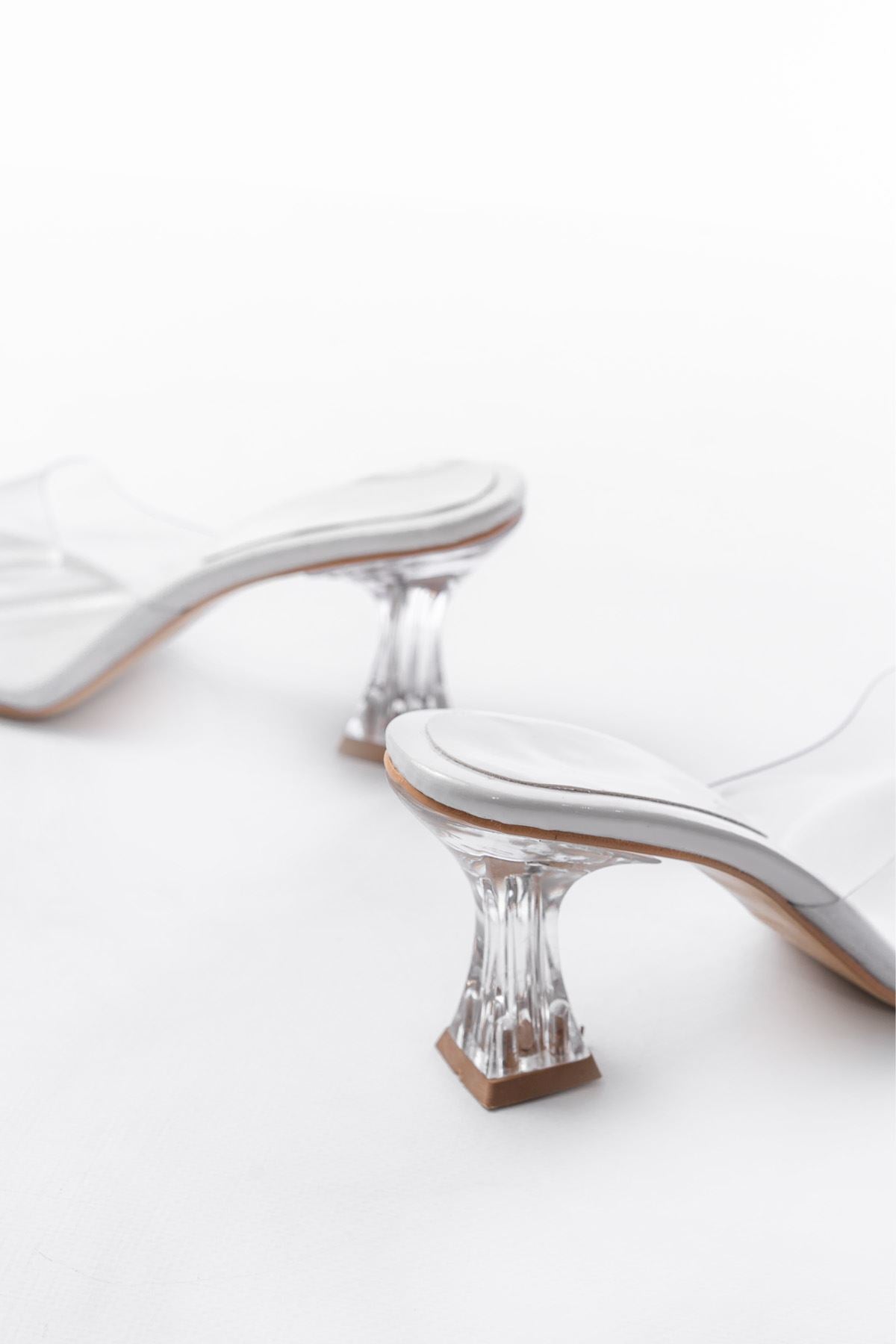 Ayakkabı Aşkı Beyaz Rugan Şeffaf Bantlı Şeffaf Topuklu Yuvarlak Burunlu Kadın Terlik