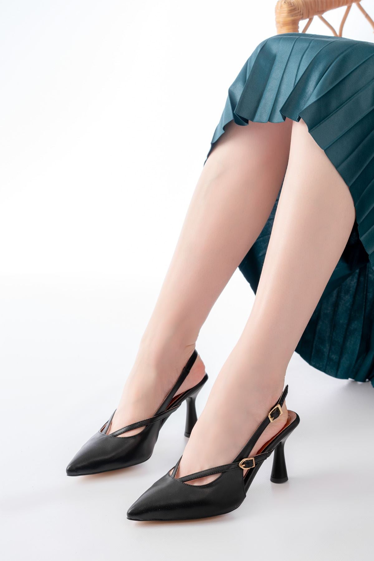 Ayakkabı Aşkı 4962 Siyah Sivri Burun Tokalı Yuvarlak Topuk Kadın Sandalet