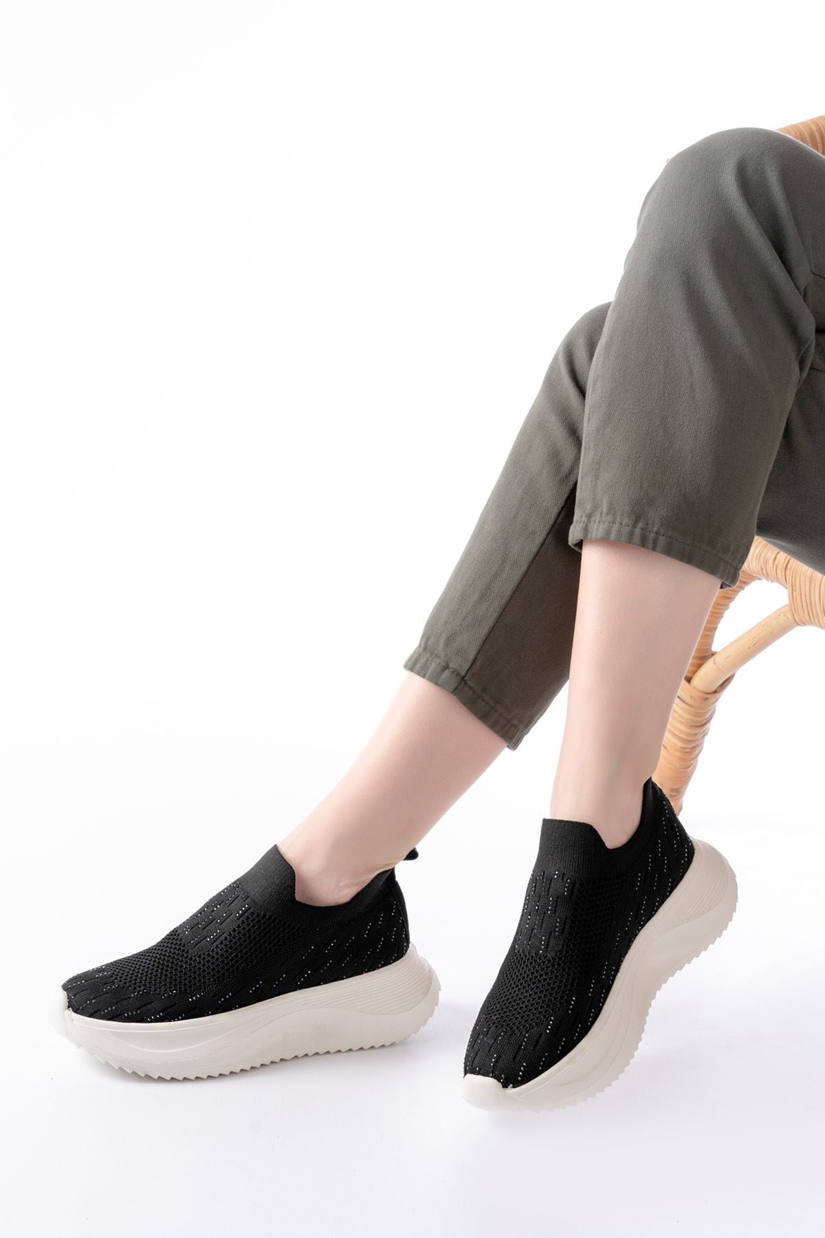 DM-707  Siyah Fileli Beyaz Faillant Taban Taş Aksesuarlı Günlük Spor Ayakkab - Siyah