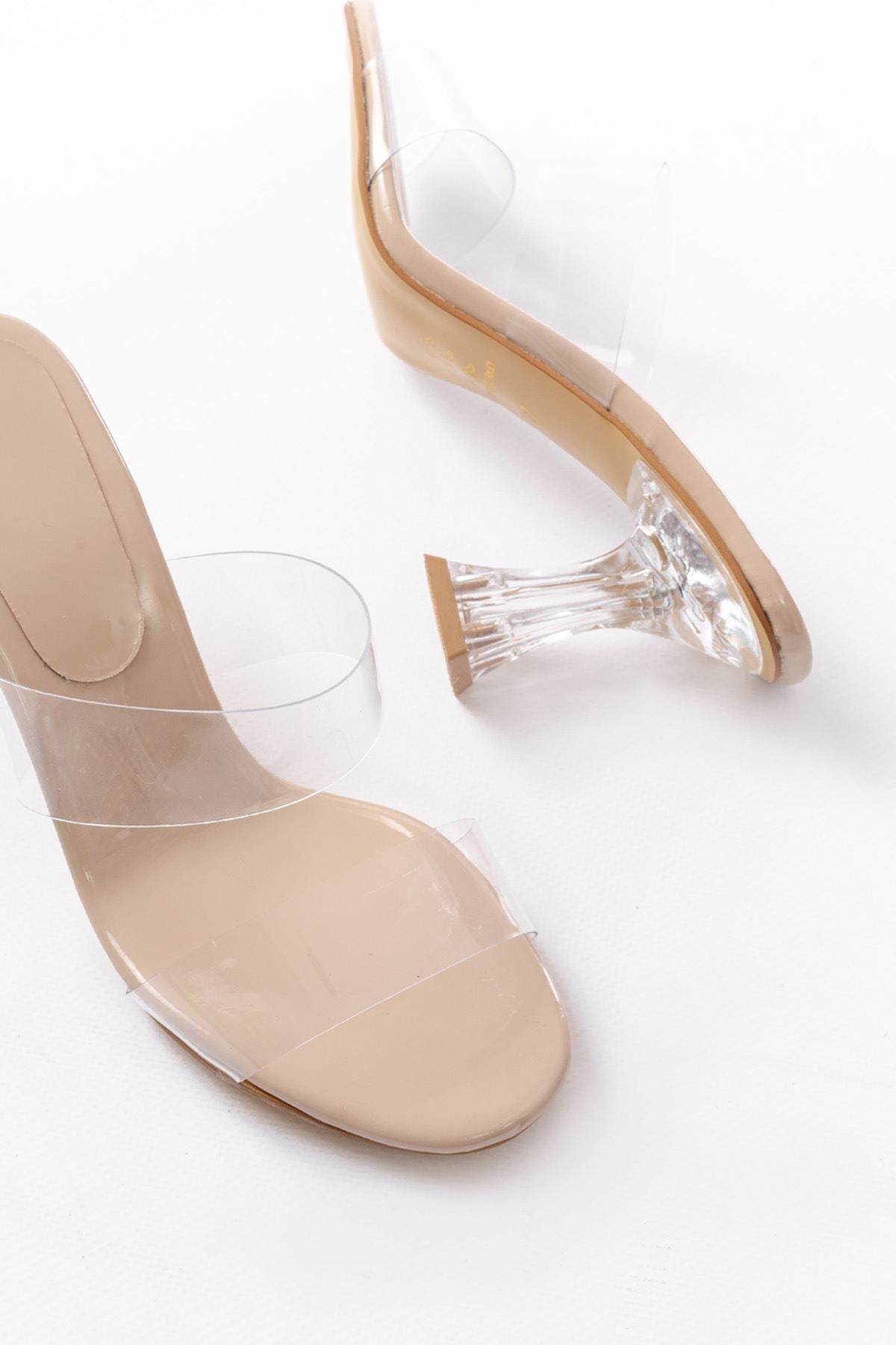 Ayakkabı Aşkı Bej Rugan Çift Bantlı Topuklu Kadın Terlik