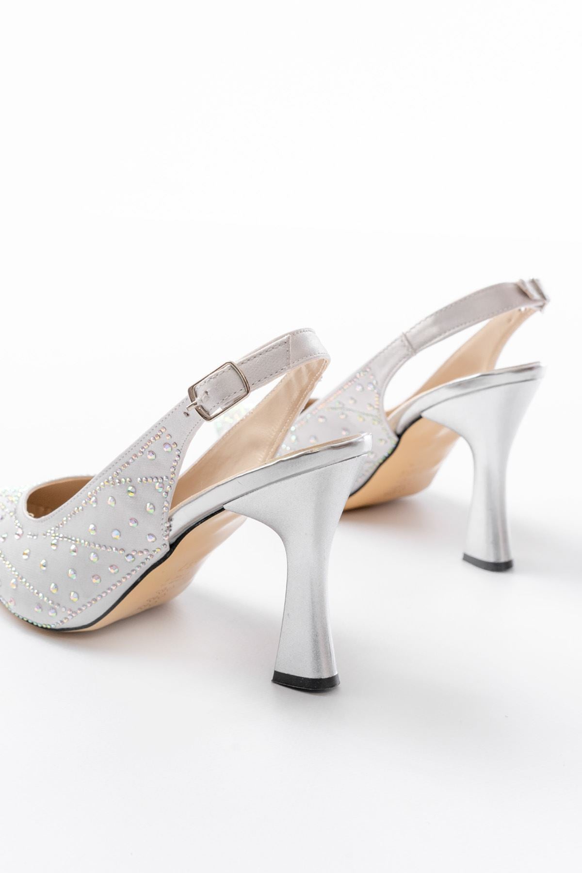 Ayakkabı Aşkı Gümüş Arkası Açık Taş Aksesuarlı Günlük Kadın Sandalet
