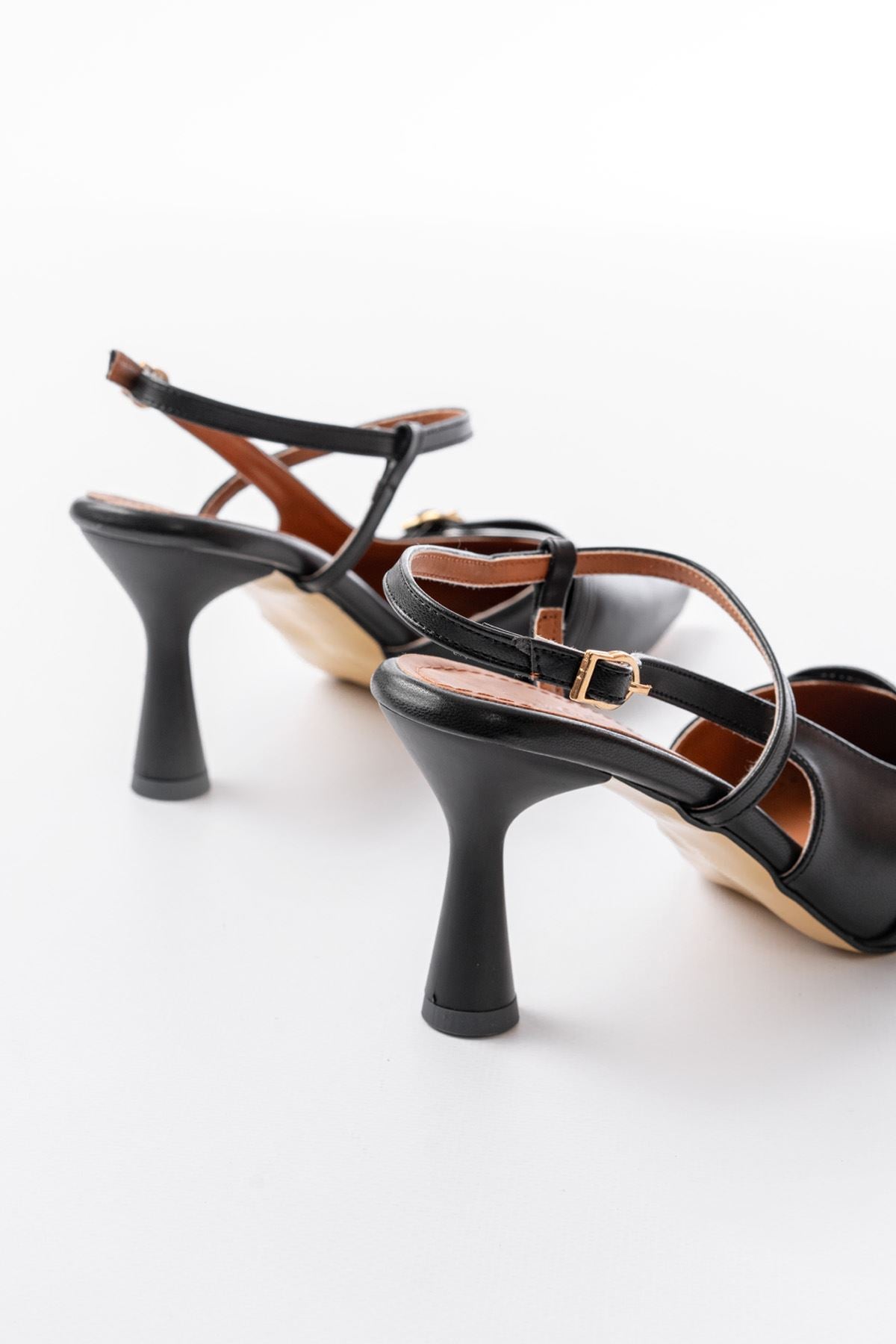 Ayakkabı Aşkı Siyah Cilt Toka Detaylı Sivri Burun Kadın Ayakkabı