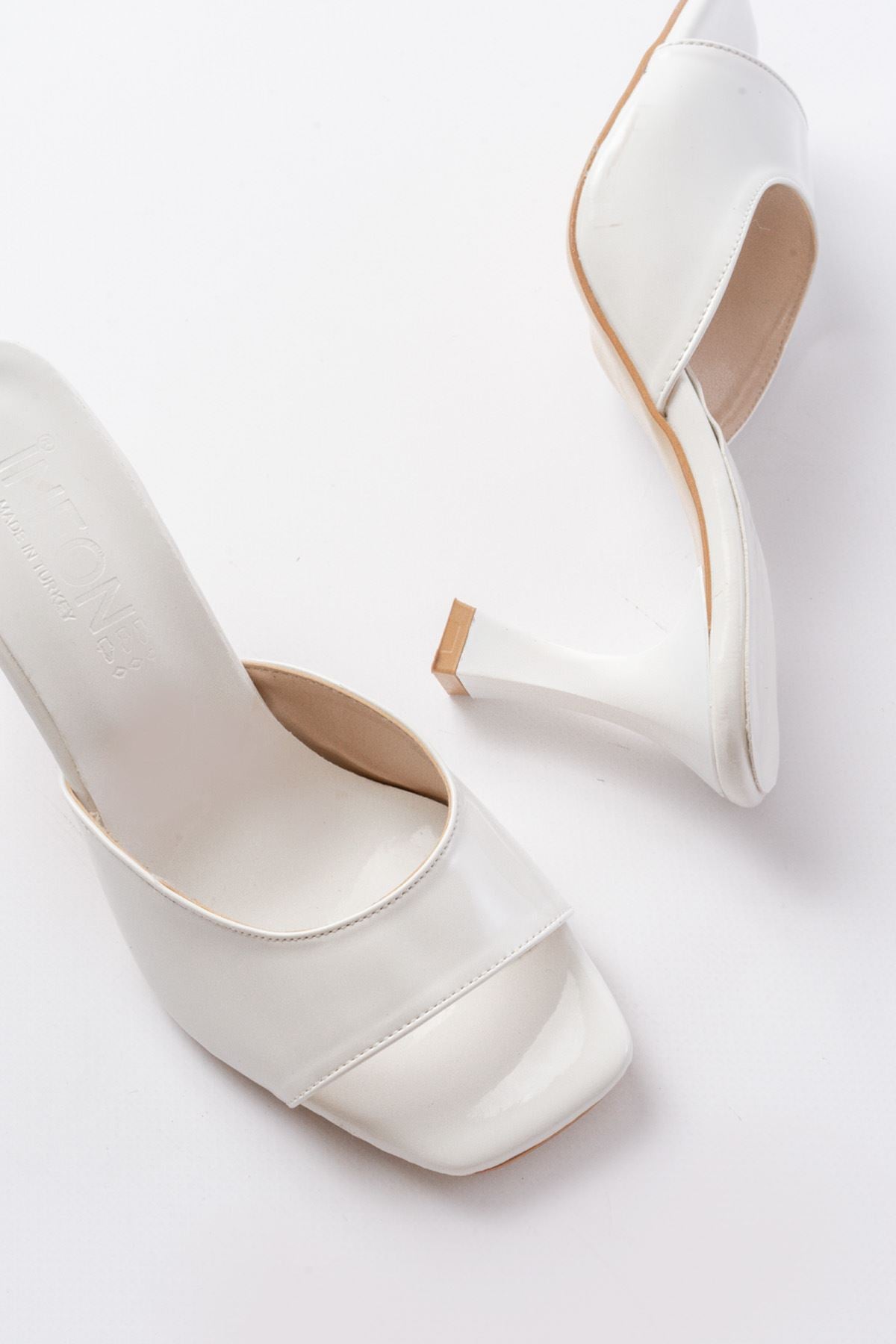 Ayakkabı Aşkı Beyaz Rugan Günlük Topuklu Kadın Terlik
