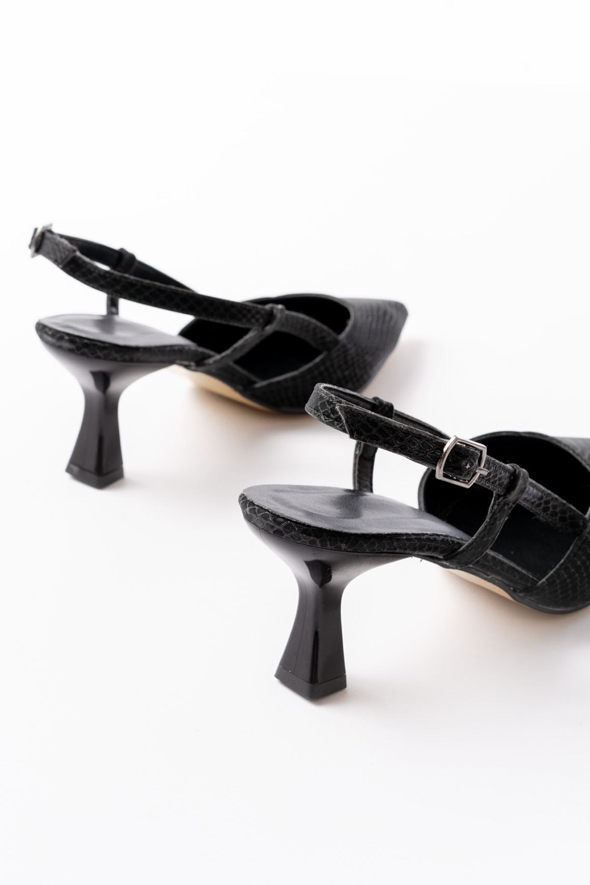 Ayakkabı Aşkı 725 Siyah Pul Desenli Sivri Burunlu Topuklu Kadın Ayakkabı