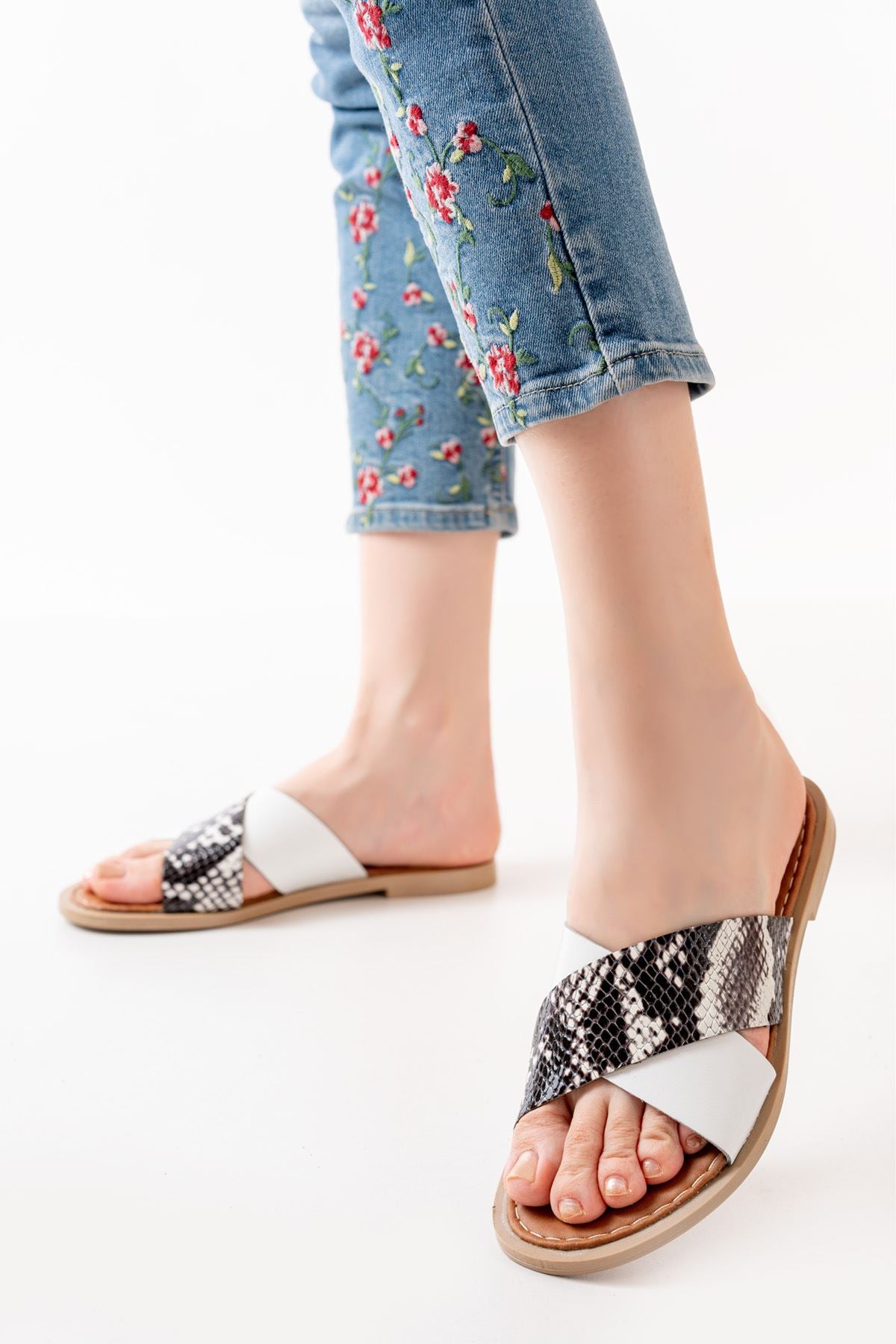 169-076 Beyaz Ortopedik Hakiki Deri Çapraz Bantlı Kadın Terlik - Beyaz