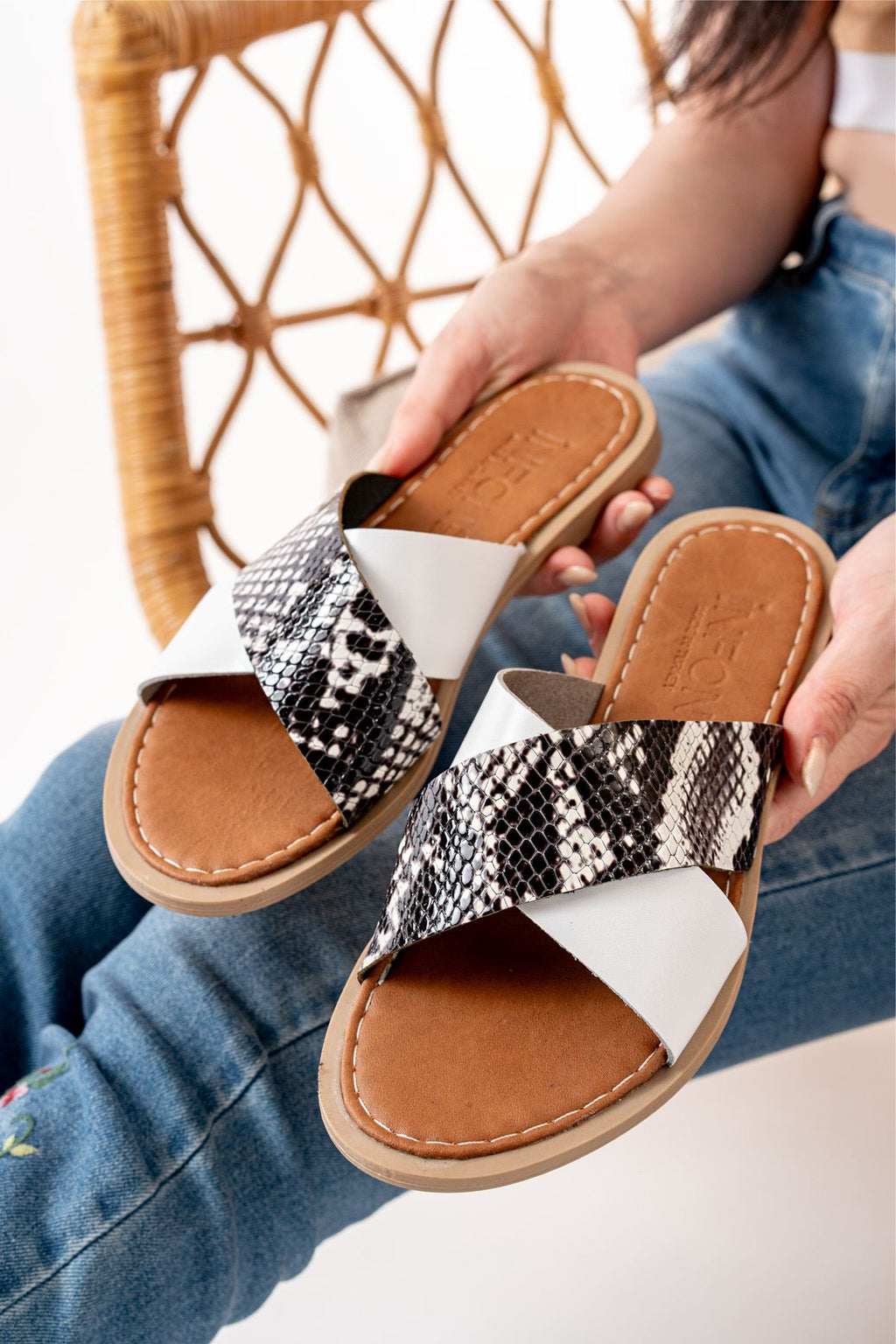 Ayakkabı Aşkı Beyaz Ortopedik Hakiki Deri Çapraz Bantlı Kadın Terlik - Ayakkabı Aşkı