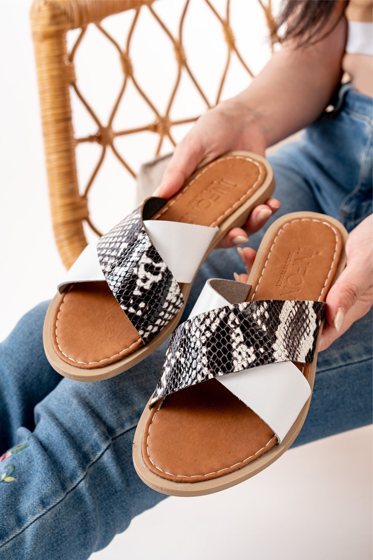 Ayakkabı Aşkı Beyaz Ortopedik Hakiki Deri Çapraz Bantlı Kadın Terlik