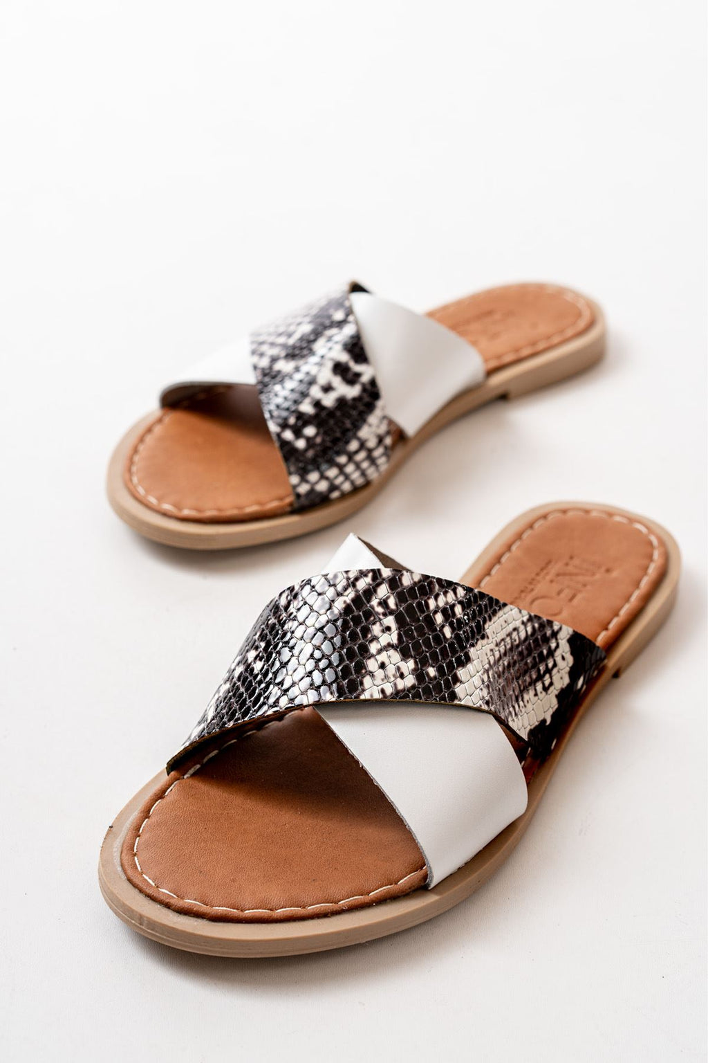 Ayakkabı Aşkı Beyaz Ortopedik Hakiki Deri Çapraz Bantlı Kadın Terlik - Ayakkabı Aşkı