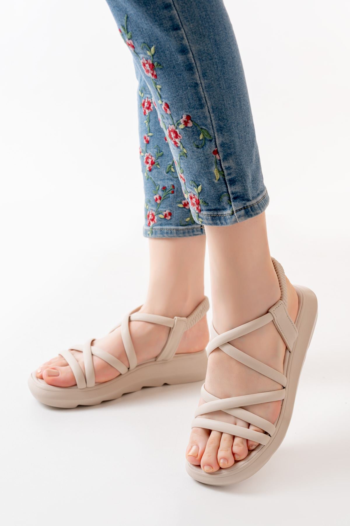 Ayakkabı Aşkı Bej Lastikli Kadın Günlük Sandalet - Ayakkabı Aşkı