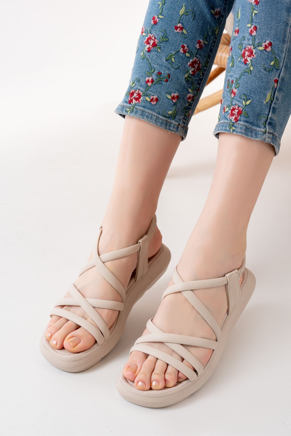 Ayakkabı Aşkı Bej Lastikli Kadın Günlük Sandalet - Ayakkabı Aşkı