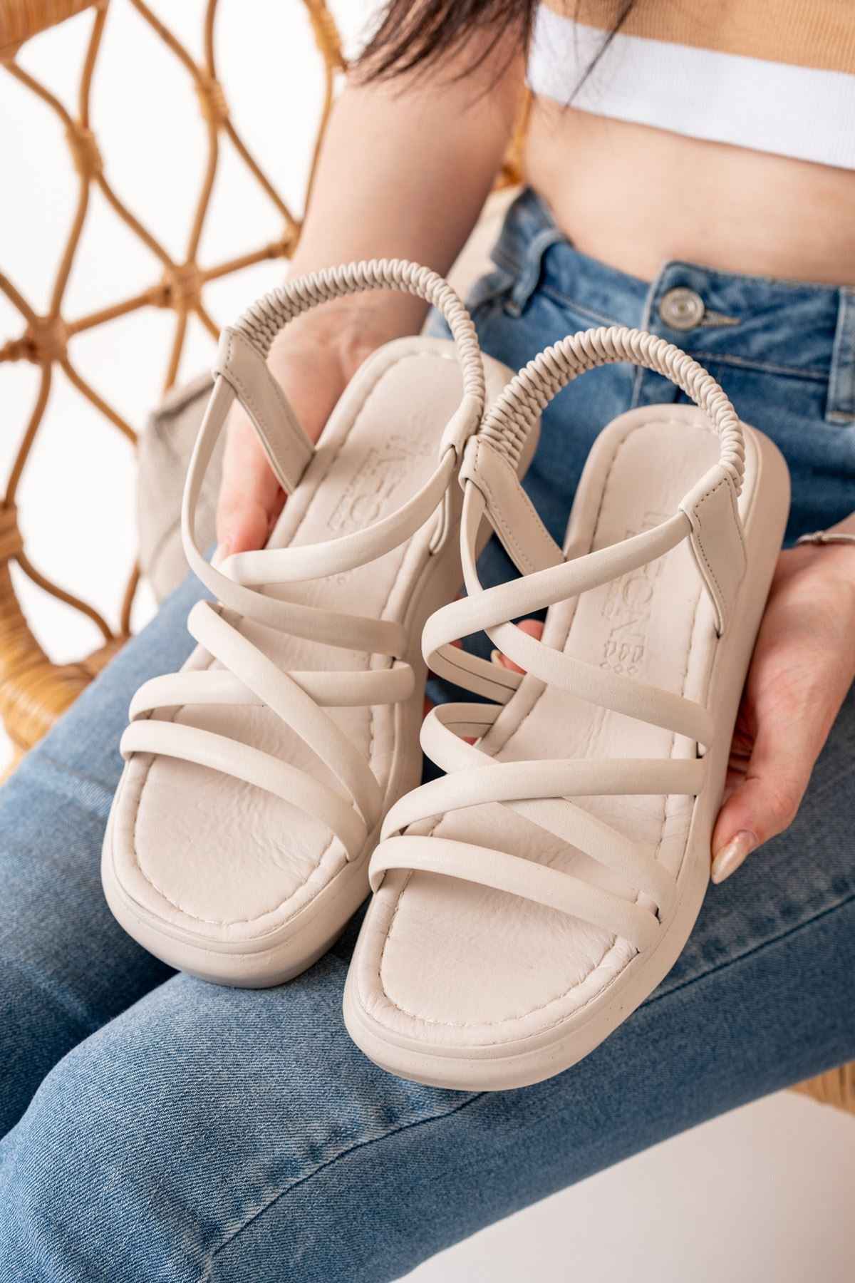 Ayakkabı Aşkı 841-841 Bej Lastikli Kadın Günlük Sandalet