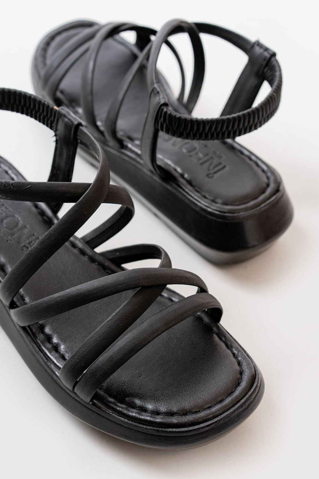 Ayakkabı Aşkı 841-841 Siyah Lastikli Günlük Kadın Sandalet