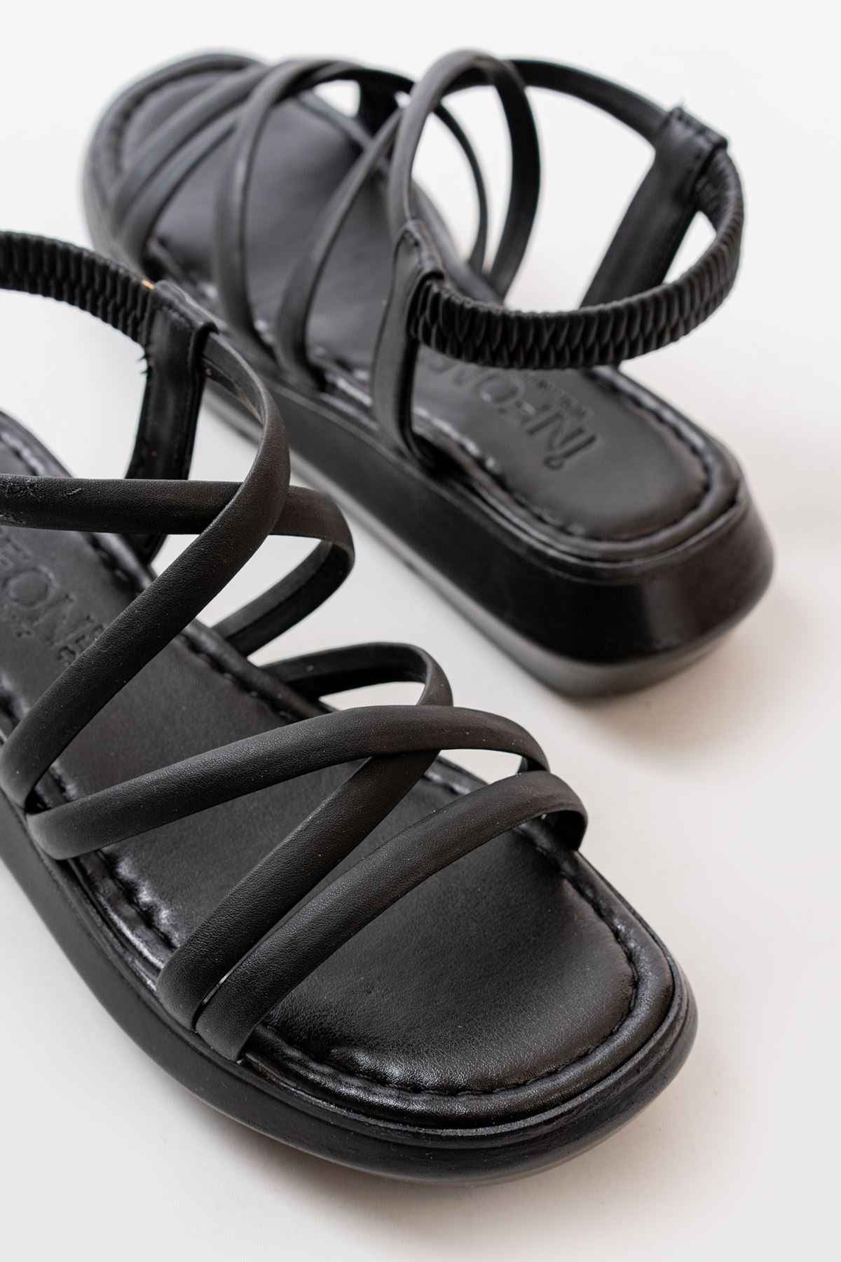 Ayakkabı Aşkı 841-841 Siyah Lastikli Günlük Kadın Sandalet