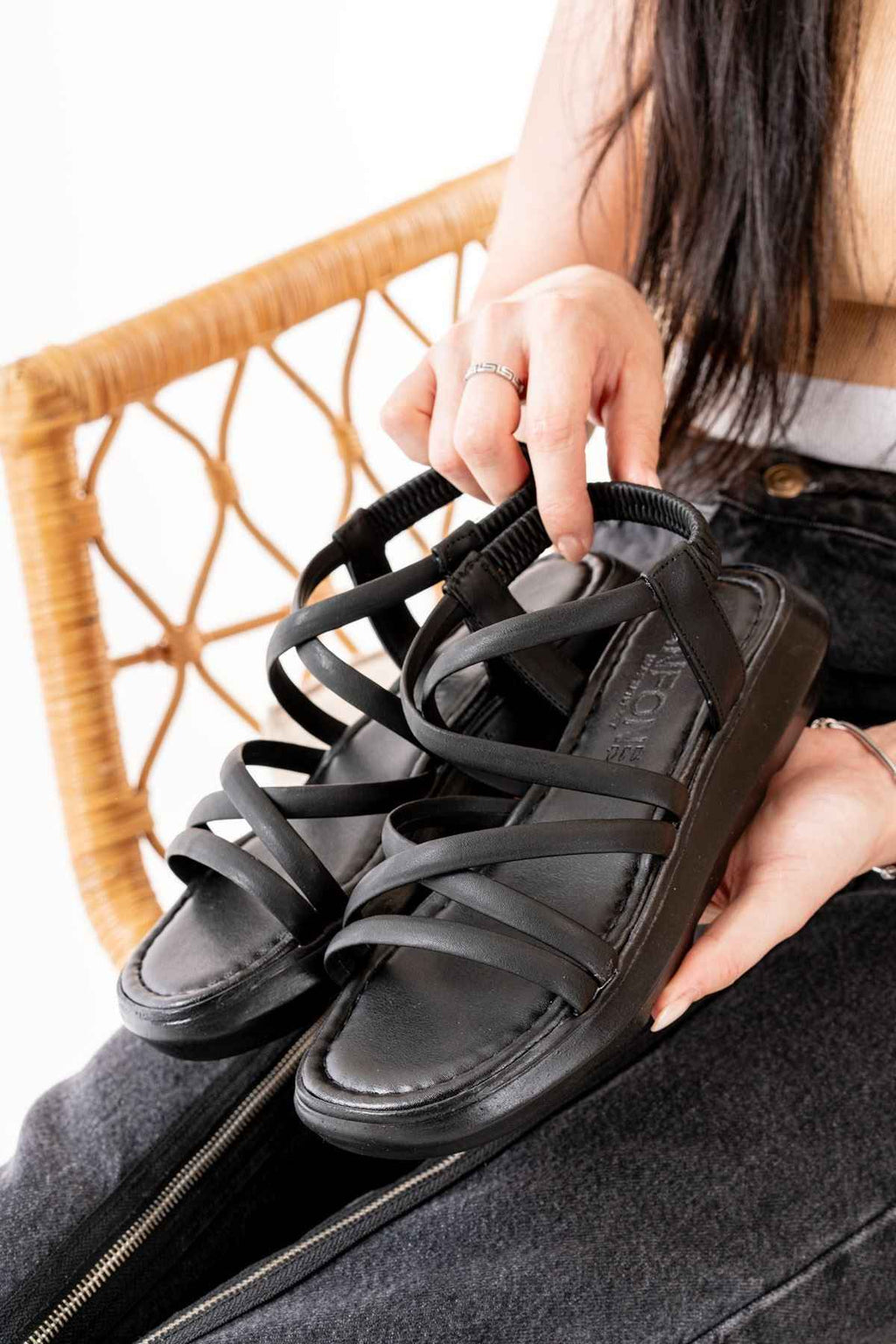 Ayakkabı Aşkı 841-841 Siyah Lastikli Günlük Kadın Sandalet