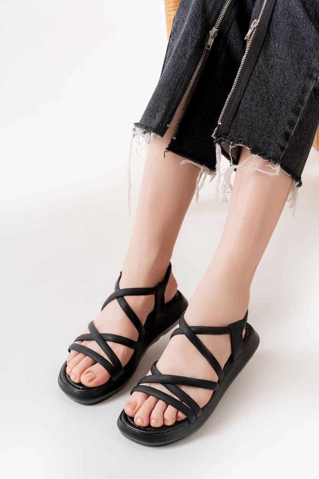 Ayakkabı Aşkı 841-841 Siyah Lastikli Günlük Kadın Sandalet