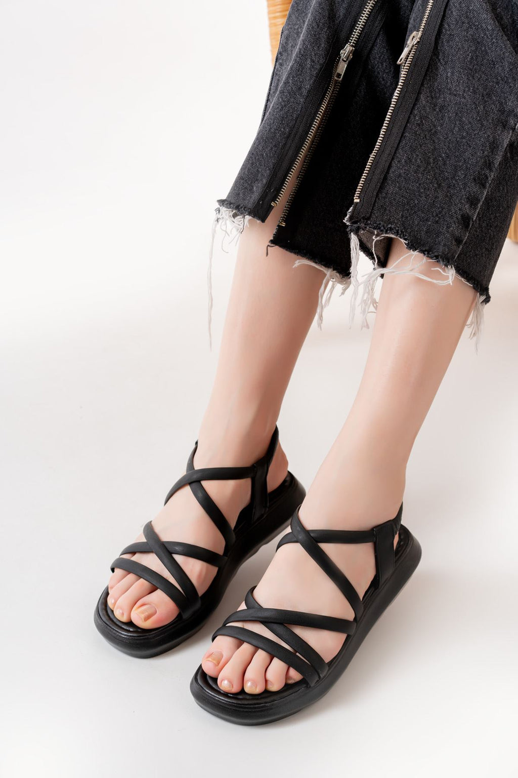 Ayakkabı Aşkı Siyah Lastikli Günlük Kadın Sandalet