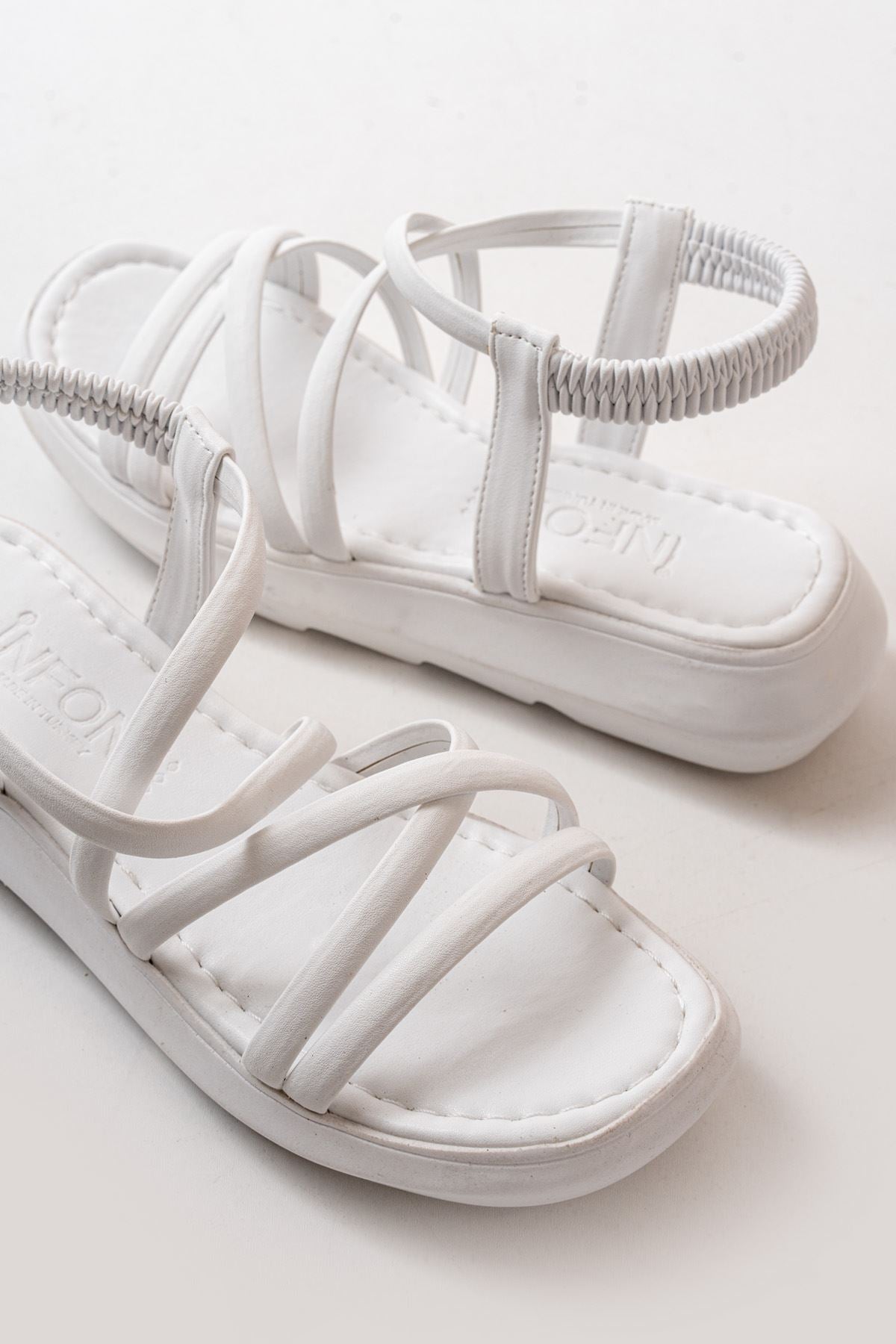 Ayakkabı Aşkı Beyaz Lastikli Günlük Kadın Sandalet - Ayakkabı Aşkı