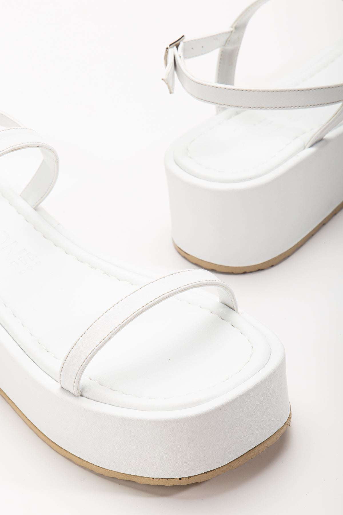 Ayakkabı Aşkı Beyaz Dolgu Topuk Kadın Sandalet