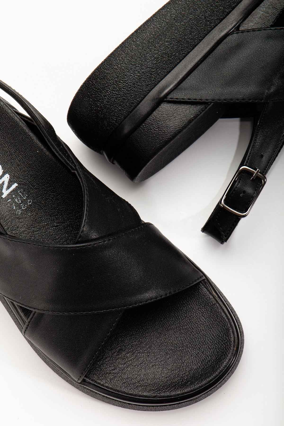 Ayakkabı Aşkı 24422-1164 Siyah Dolgu Topuk Kadın Sandalet