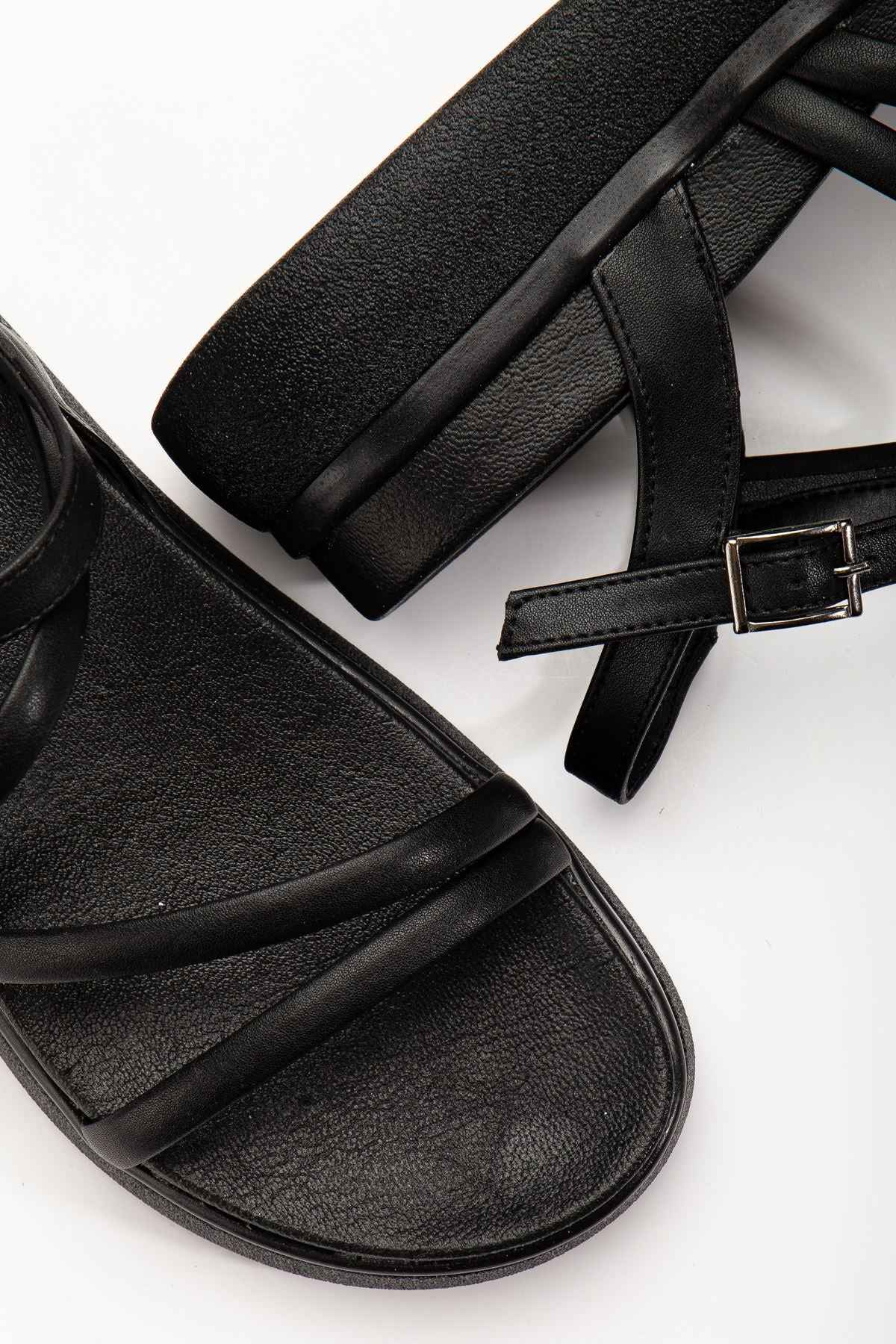 Ayakkabı Aşkı 24422-844 Siyah Dolgu Topuk Kadın Sandalet