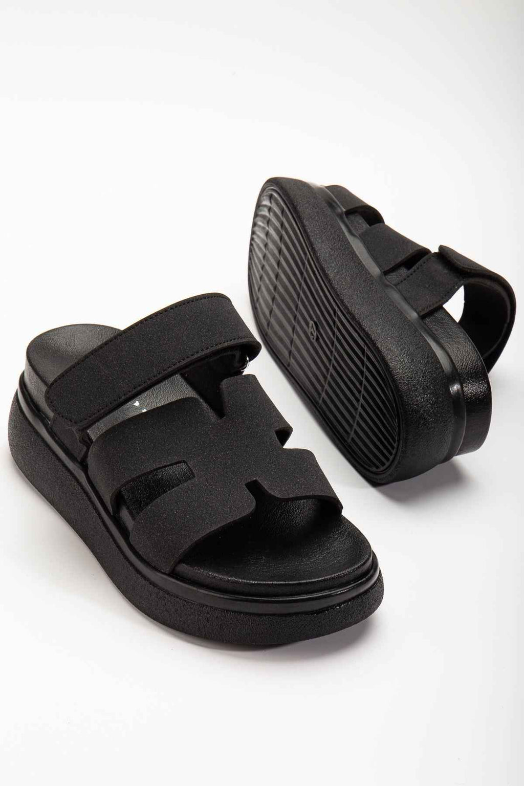 Ayakkabı Aşkı 24422-Hermes Siyah Dolgu Topuk Kadın Sandalet