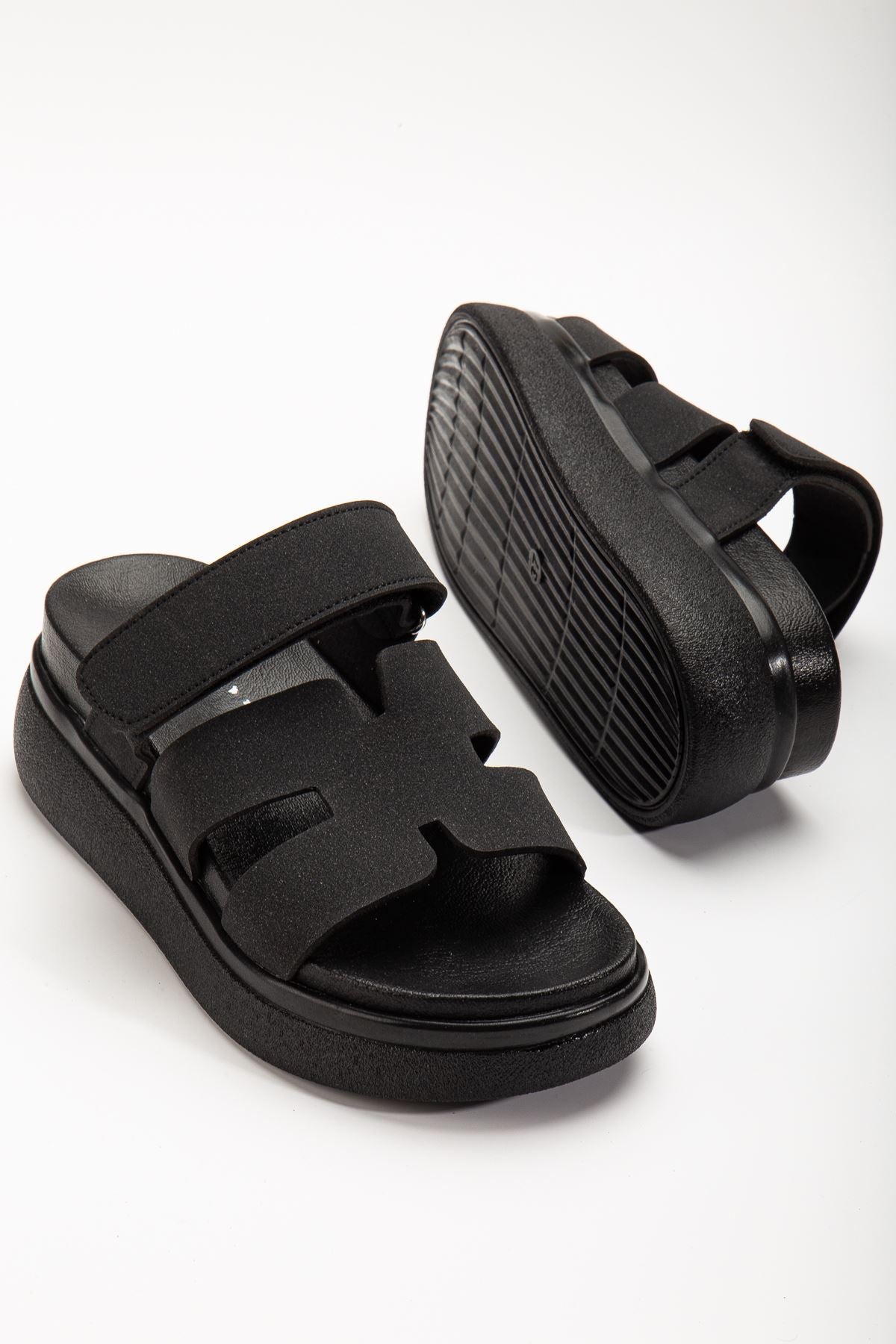 24422-HERMES Siyah Dolgu Topuk Kadın Sandalet - Siyah