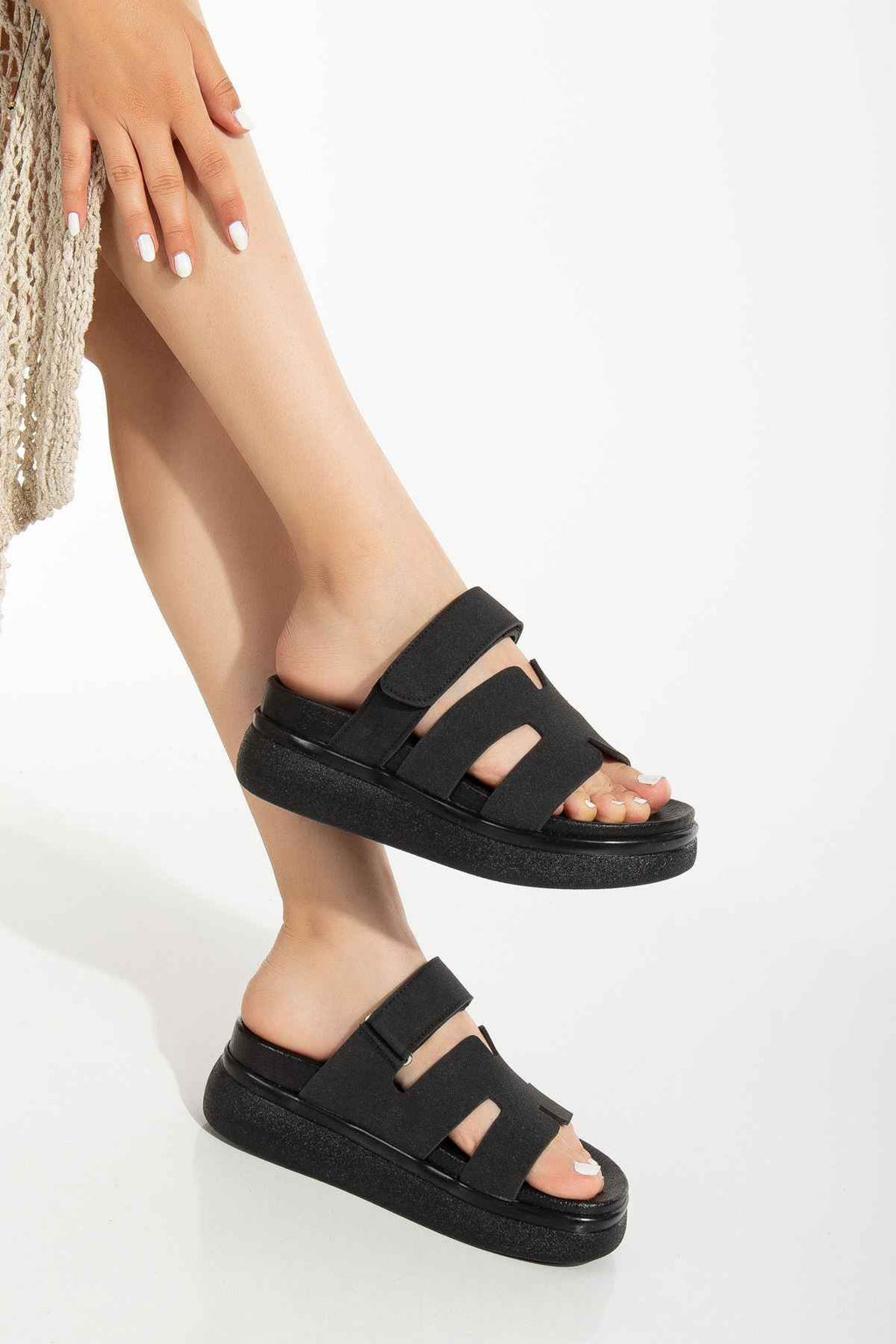 Ayakkabı Aşkı 24422-Hermes Siyah Dolgu Topuk Kadın Sandalet