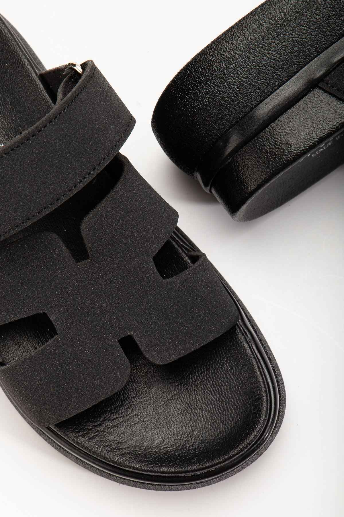 Ayakkabı Aşkı 24422-Hermes Siyah Dolgu Topuk Kadın Sandalet