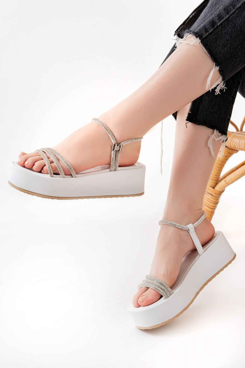 Ayakkabı Aşkı 861-1100 Beyaz Günlük Gümüş Taşlı Dolgu Kadın Sandalet