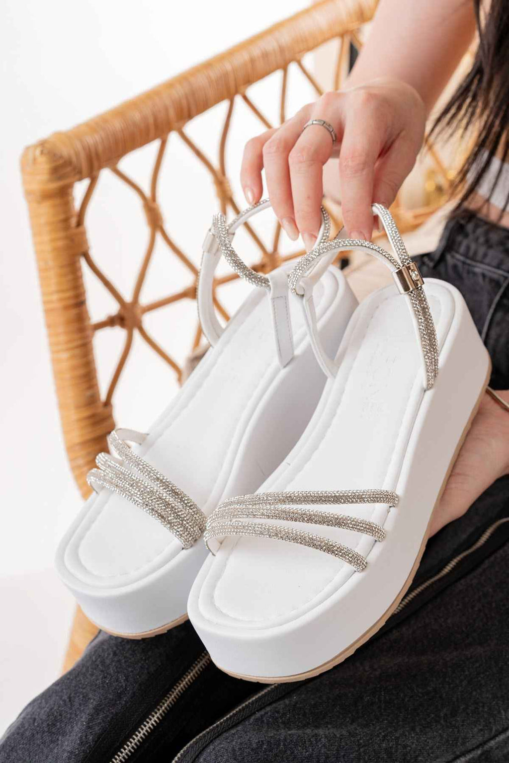 Ayakkabı Aşkı 861-1100 Beyaz Günlük Gümüş Taşlı Dolgu Kadın Sandalet