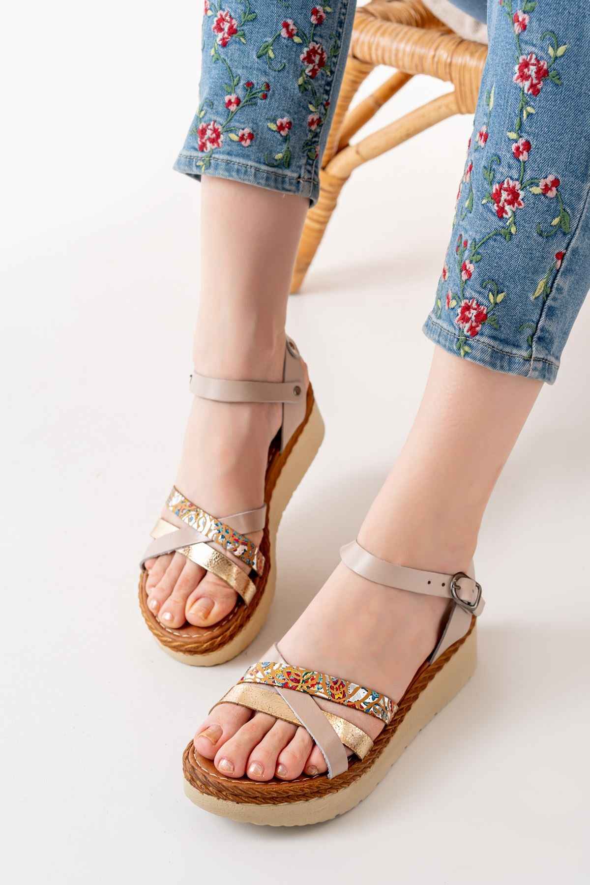 Ayakkabı Aşkı 730-015 Bej Garni Ortopedik Hakiki Deri Dolgu Kadın Sandalet