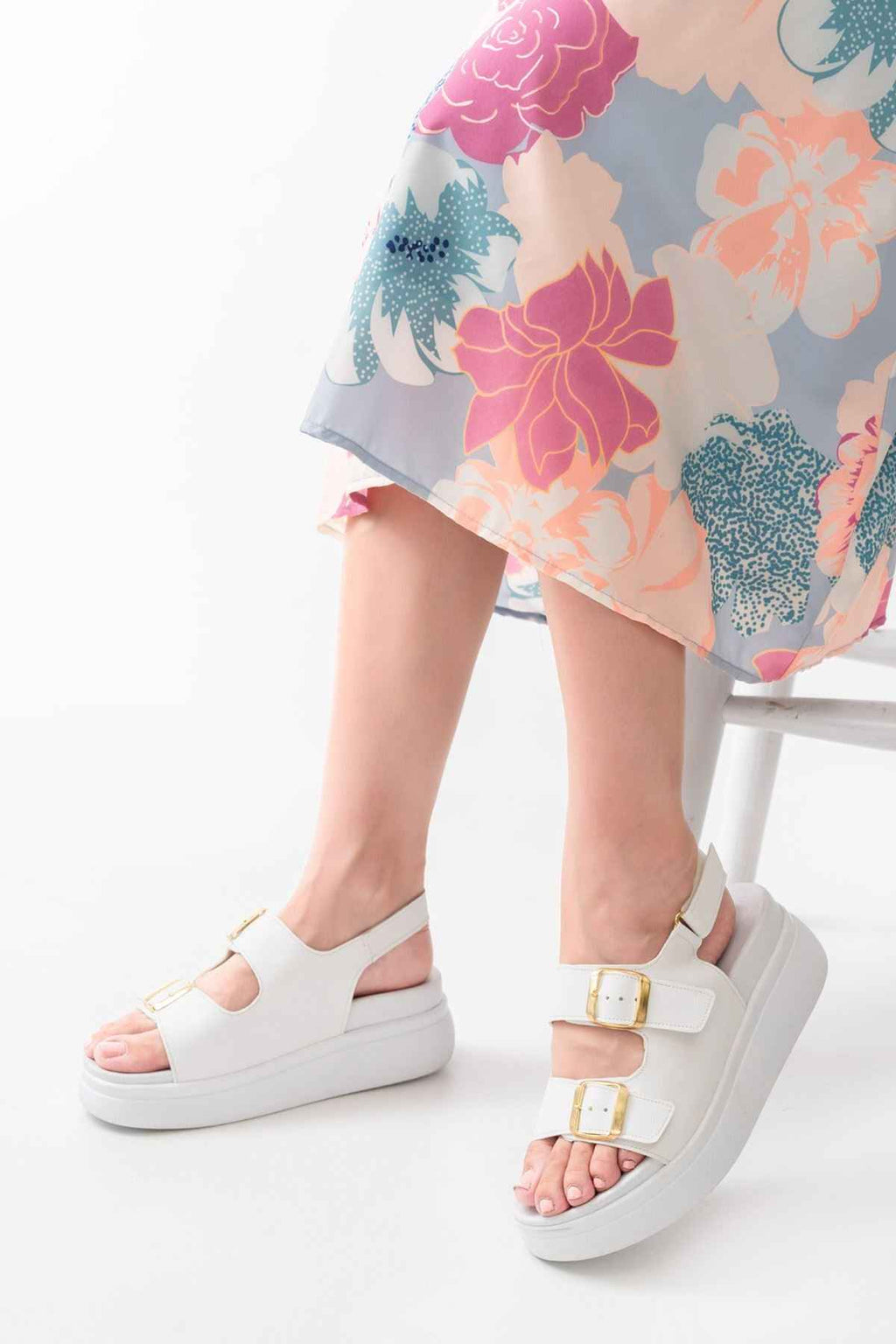 Ayakkabı Aşkı 24422-1185 Beyaz Dolgu Topuk Kadın Sandalet