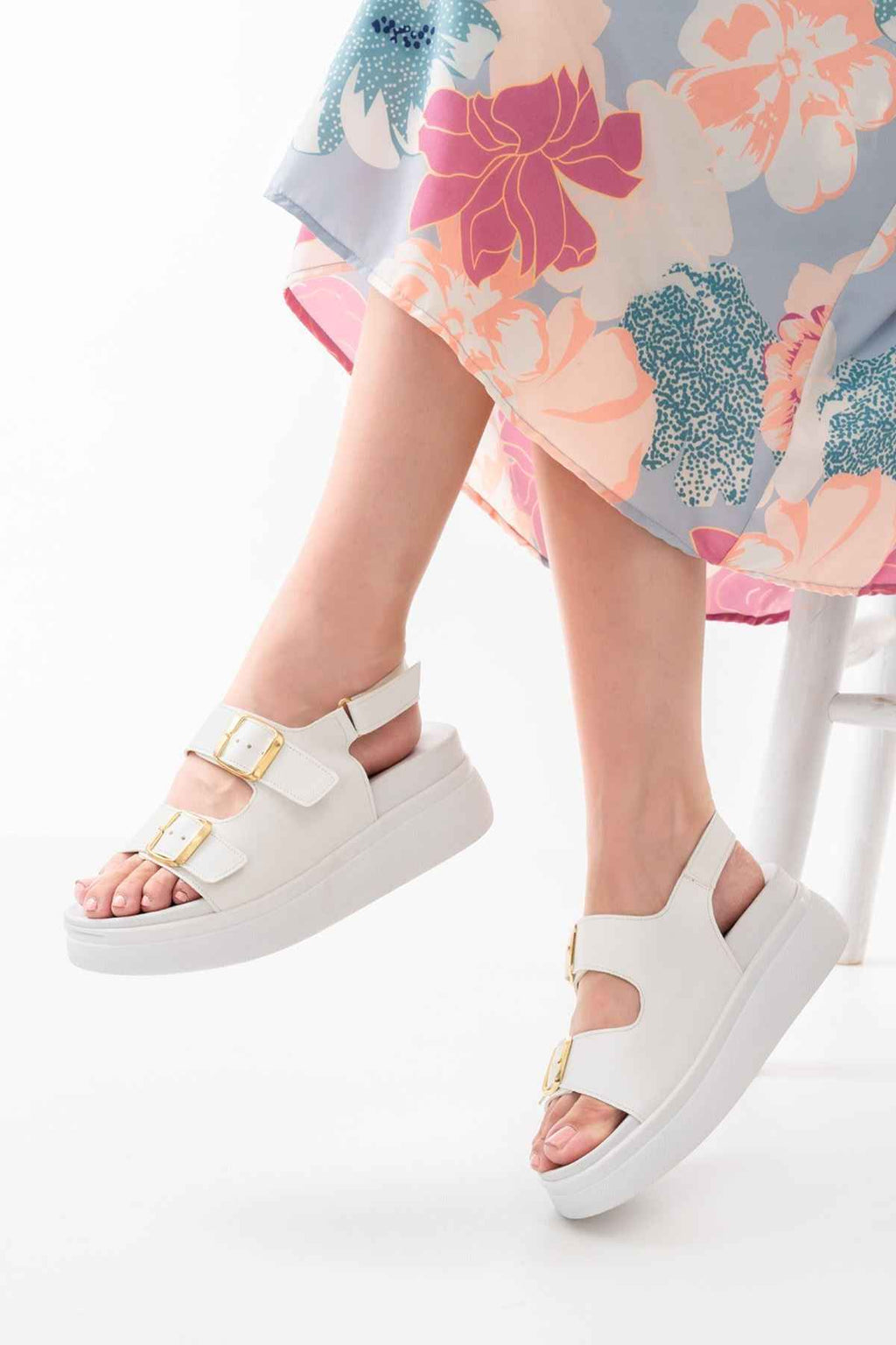 Ayakkabı Aşkı 24422-1185 Beyaz Dolgu Topuk Kadın Sandalet