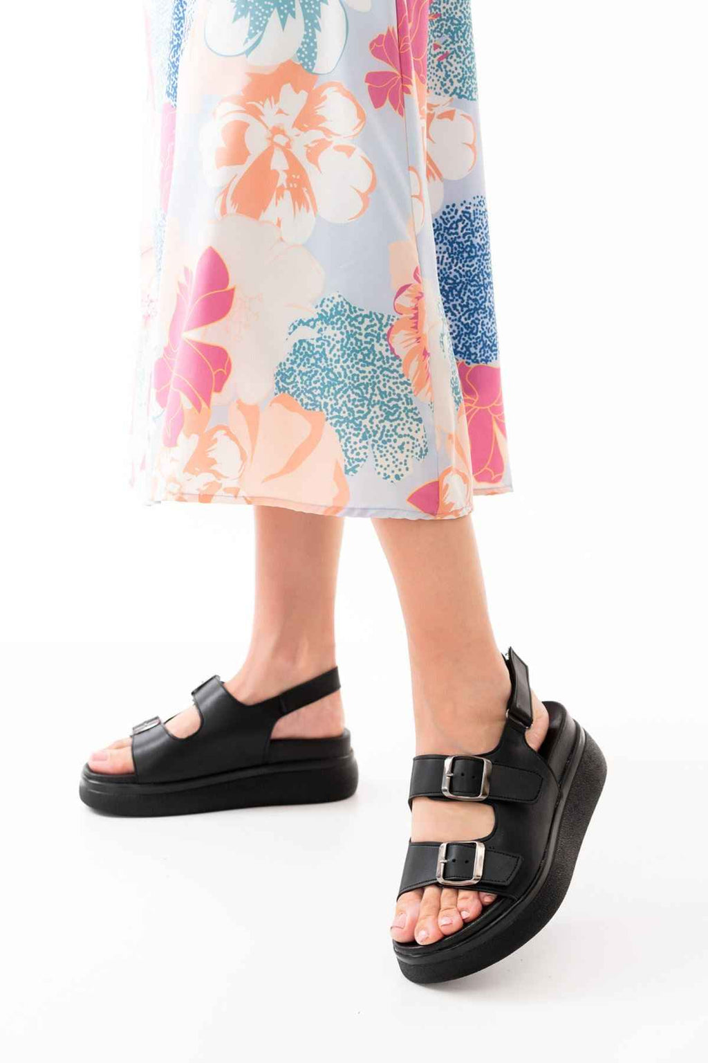 Ayakkabı Aşkı 24422-1185 Siyah Dolgu Topuk Kadın Sandalet