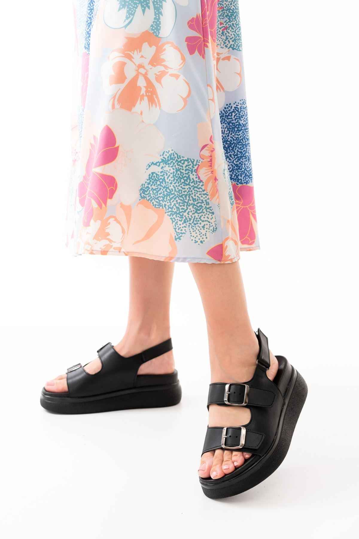 Ayakkabı Aşkı 24422-1185 Siyah Dolgu Topuk Kadın Sandalet